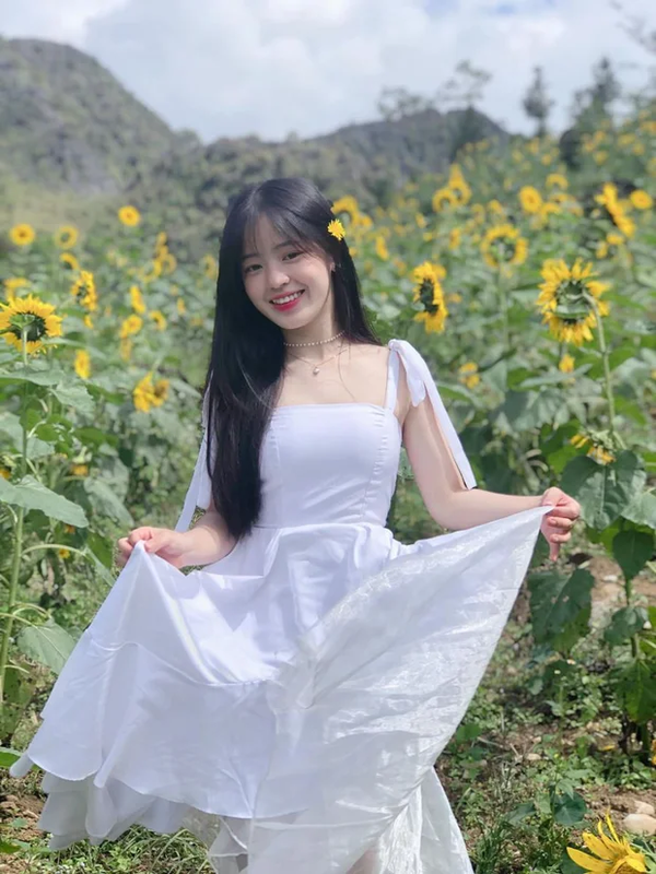 Nhan sắc ngày càng thay đổi của 'em gái bán lê' Hà Giang ở tuổi 19 Nhan sắc ngày càng thay đổi của 'em gái bán lê' Hà Giang ở tuổi 19