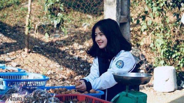 Cô bé bán lê ở Hà Giang cũng từng gây sốt mạng xã hội. Cô bé bán lê ở Hà Giang cũng từng gây sốt mạng xã hội.