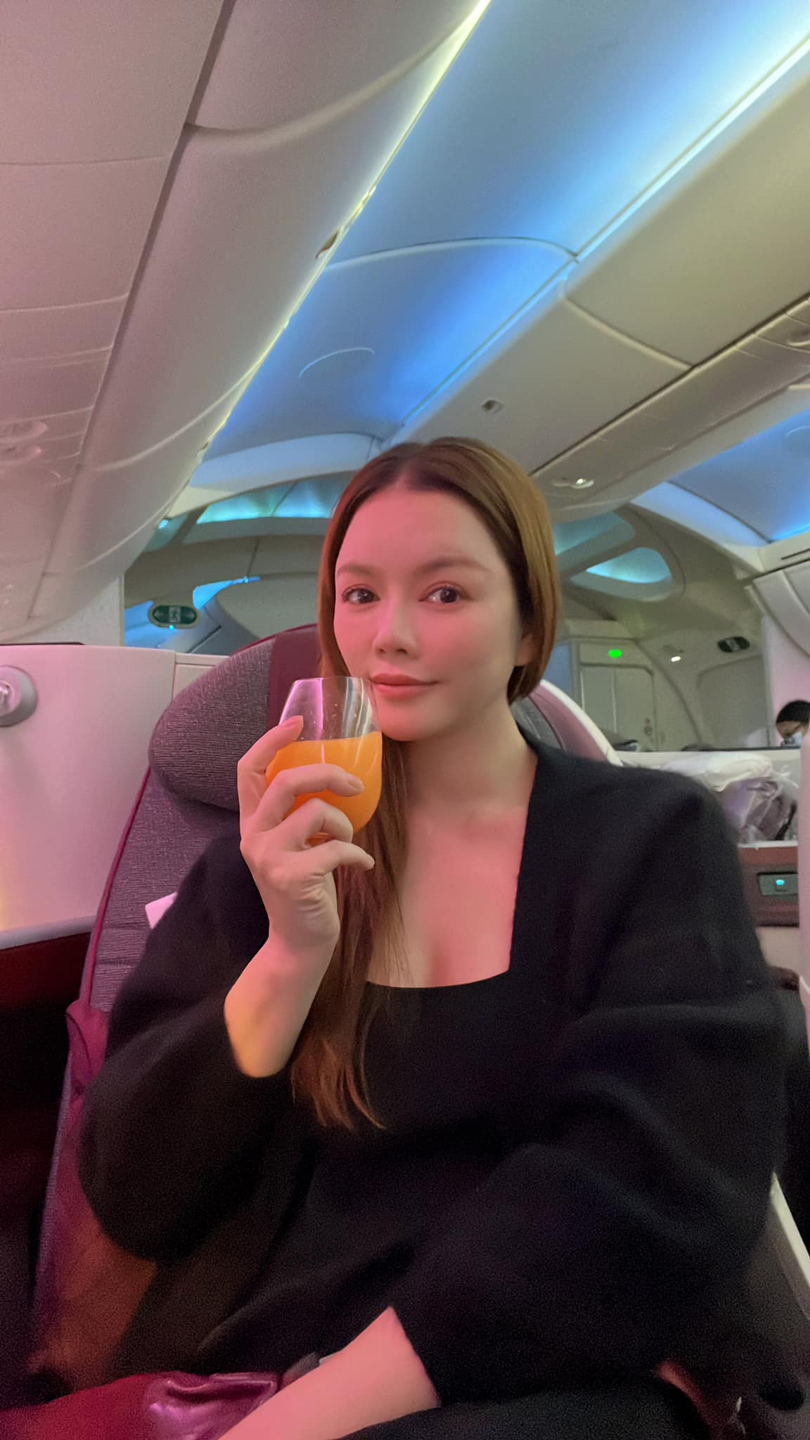 Lý Nhã Kỳ để mặt mộc khi trên máy bay. Ảnh FBNV