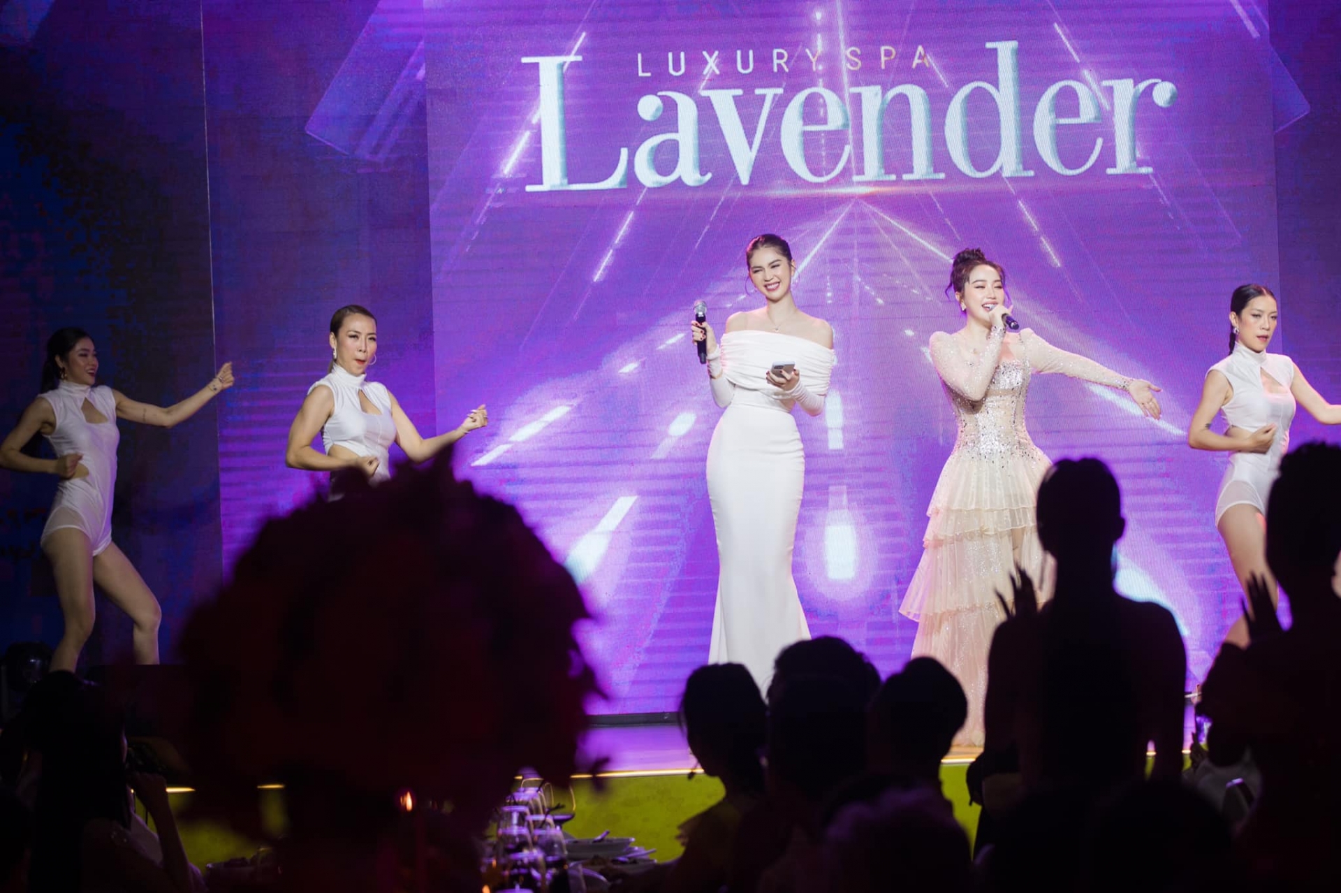 Ngọc Trinh song ca cùng Bảo Thy. Ảnh FBNV