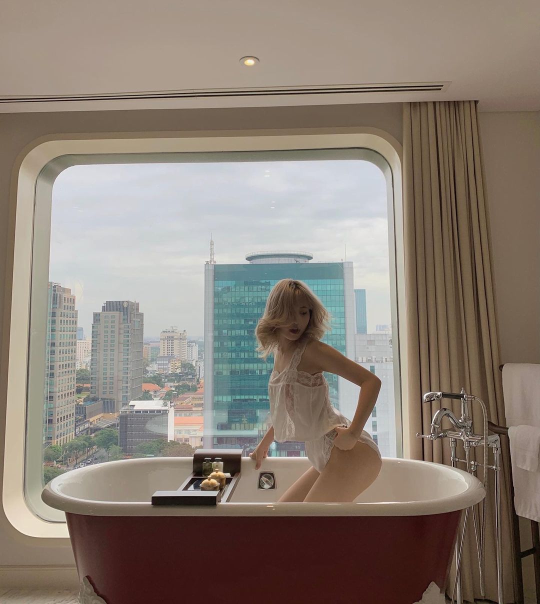 Nhan sắc gây 'hú hồn' của hotgirl tiktok Lê Thị Khánh Huyền ở tuổi 18