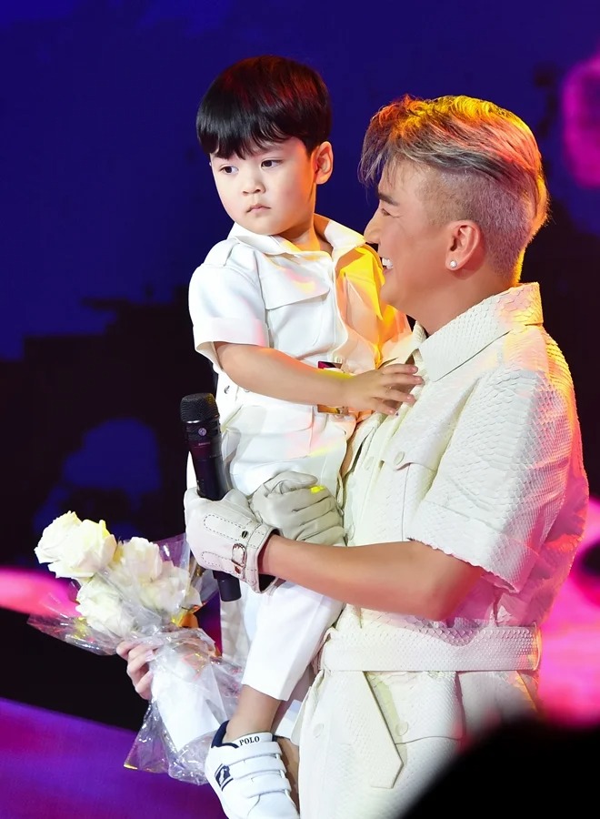 Đàm Vĩnh Hưng công khai con trai của mình. Ảnh FB