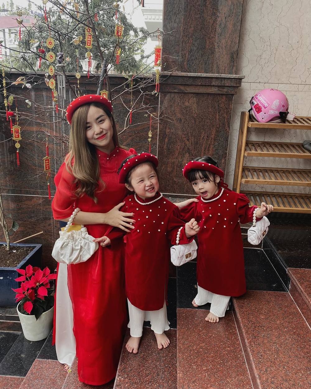 Sau khi ly hôn, Cindy Lư một mình nuôi 2 con gái. Ảnh FBNV