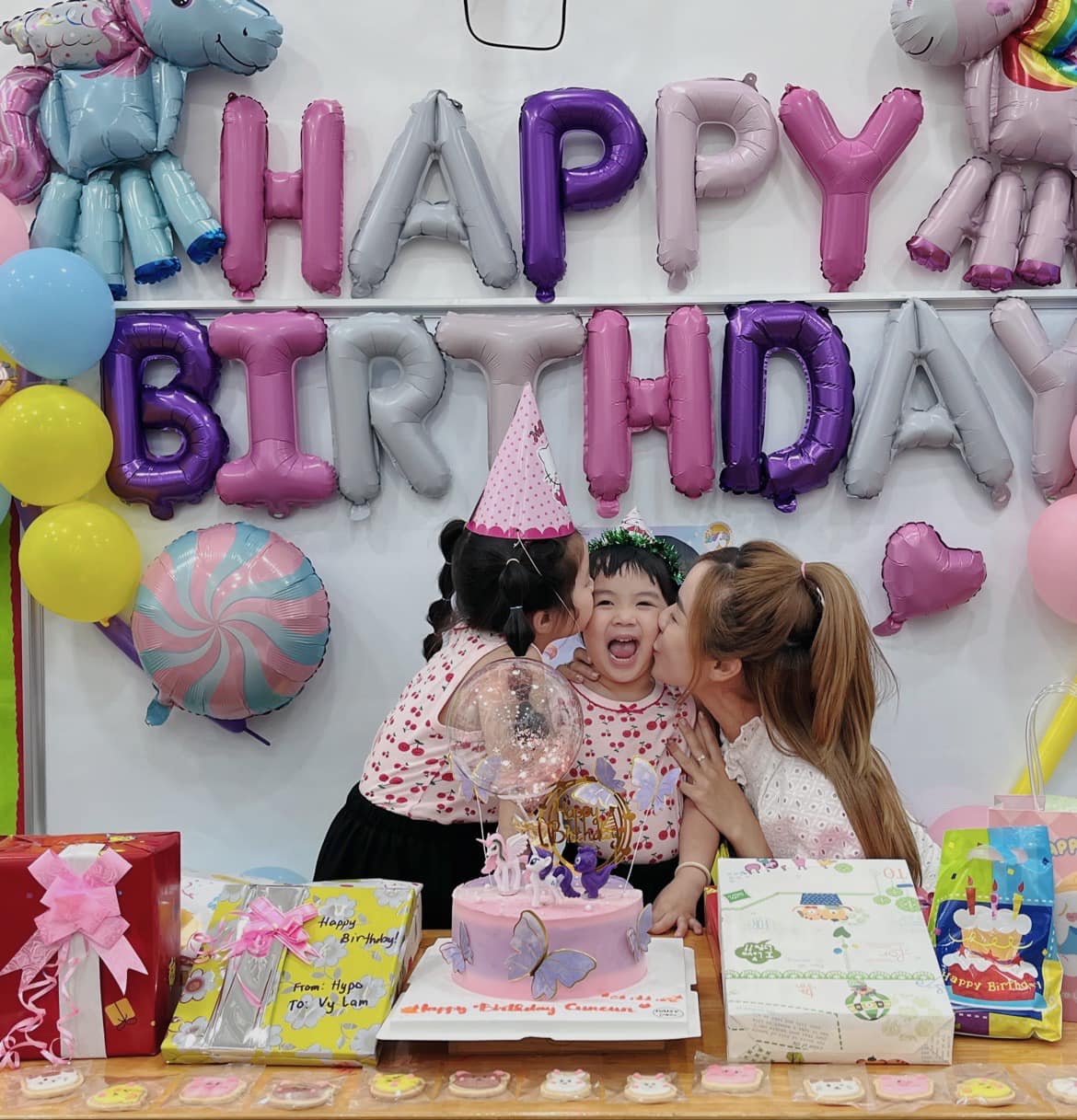 Cindy Lư vui vẻ trong ngày sinh nhật của con. Ảnh FBNV