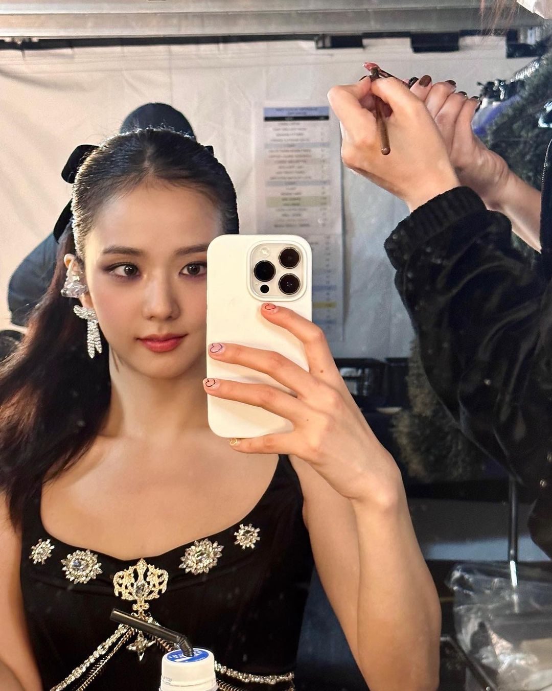 Hết dùng tay đến dùng tóc, người đẹp không hề để lộ ra dấu vết nào khiến nhiều người bất ngờ.