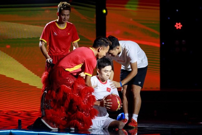 Phạm Tuấn Hưng khiến nhiều người xúc động vì tiết mục của mình. Ảnh BTC