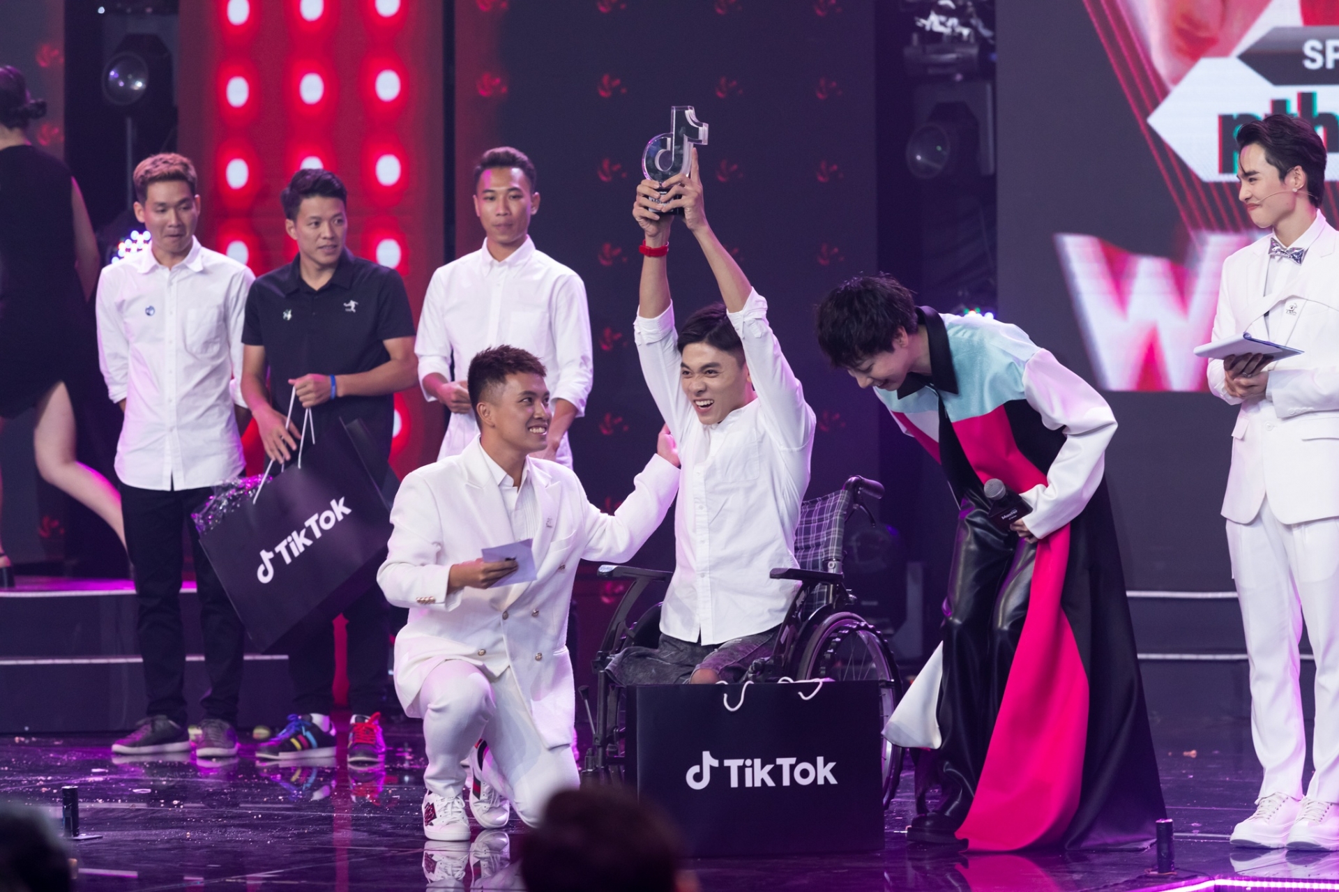 Phạm Tuấn Hưng giành chiến thắng. Ảnh BTC