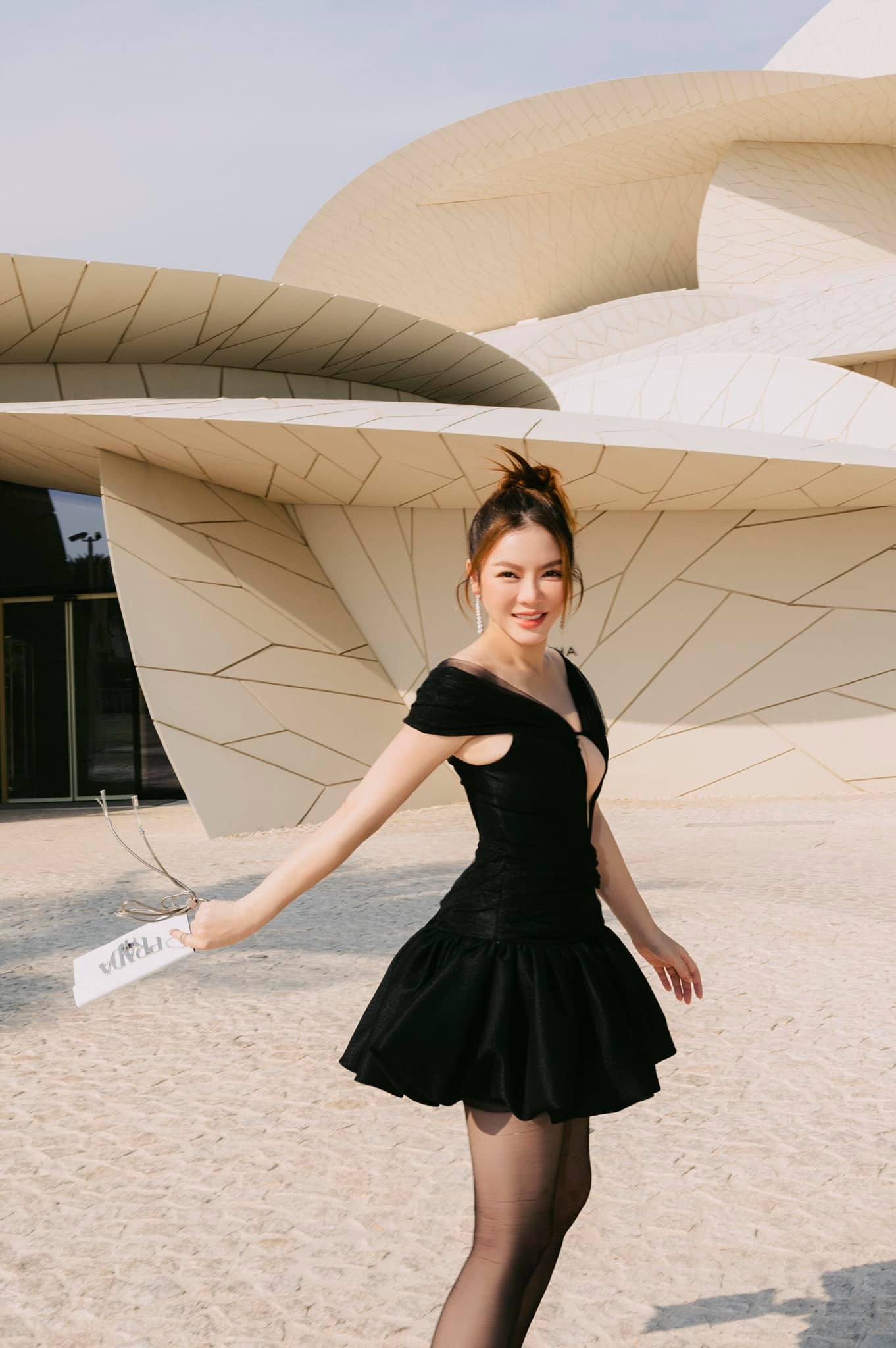 Khoe dáng bốc lửa ở Qatar, Lý Nhã Kỳ bất ngờ xin lỗi nhưng lý do nó lạ lắm! - Ảnh 4