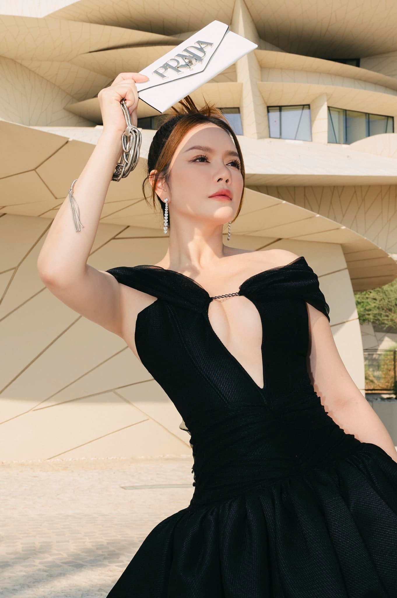 Khoe dáng bốc lửa ở Qatar, Lý Nhã Kỳ bất ngờ xin lỗi nhưng lý do nó lạ lắm! - Ảnh 1