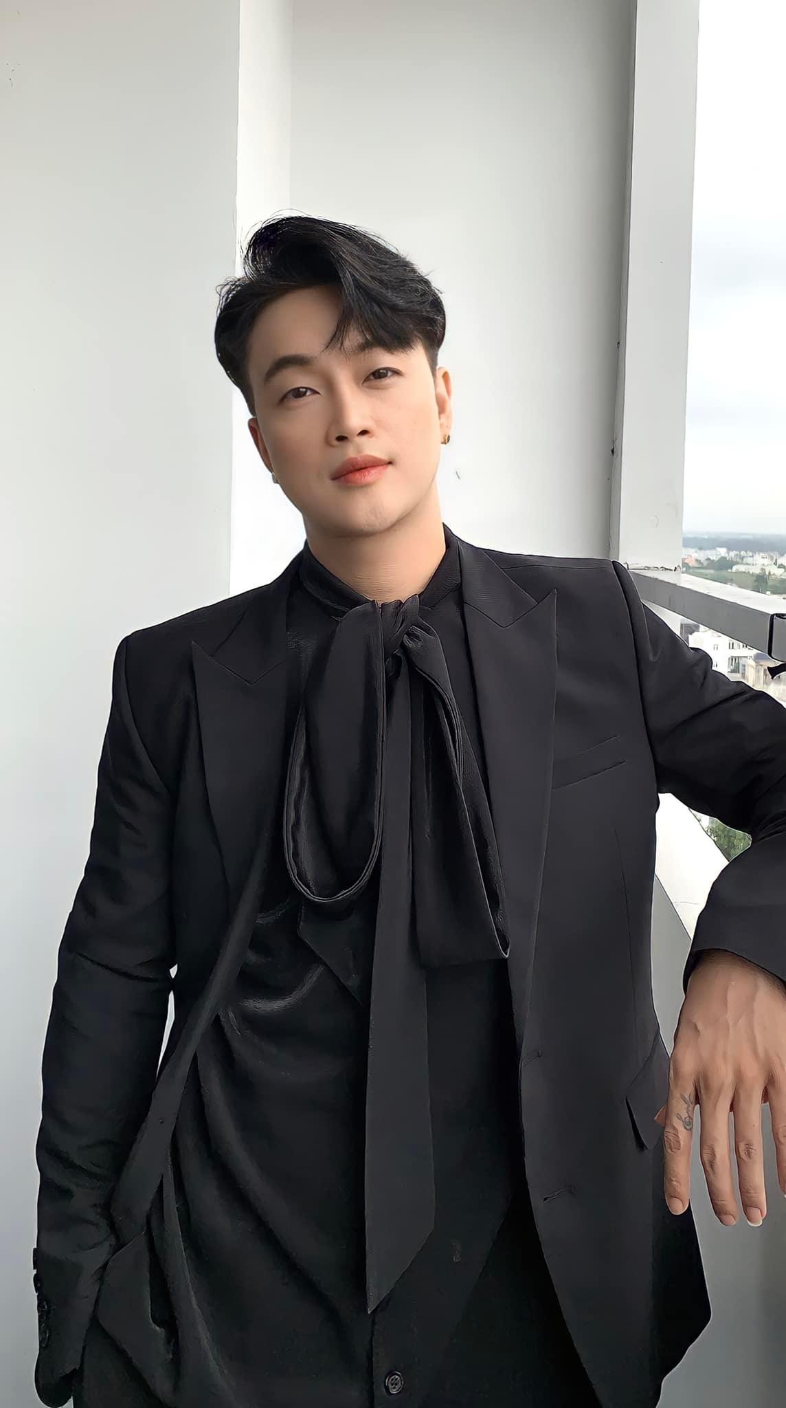 Lộ hình ảnh TiTi (HKT) cầm cục tiền đô sau ồn ào đánh bạc - Ảnh 1