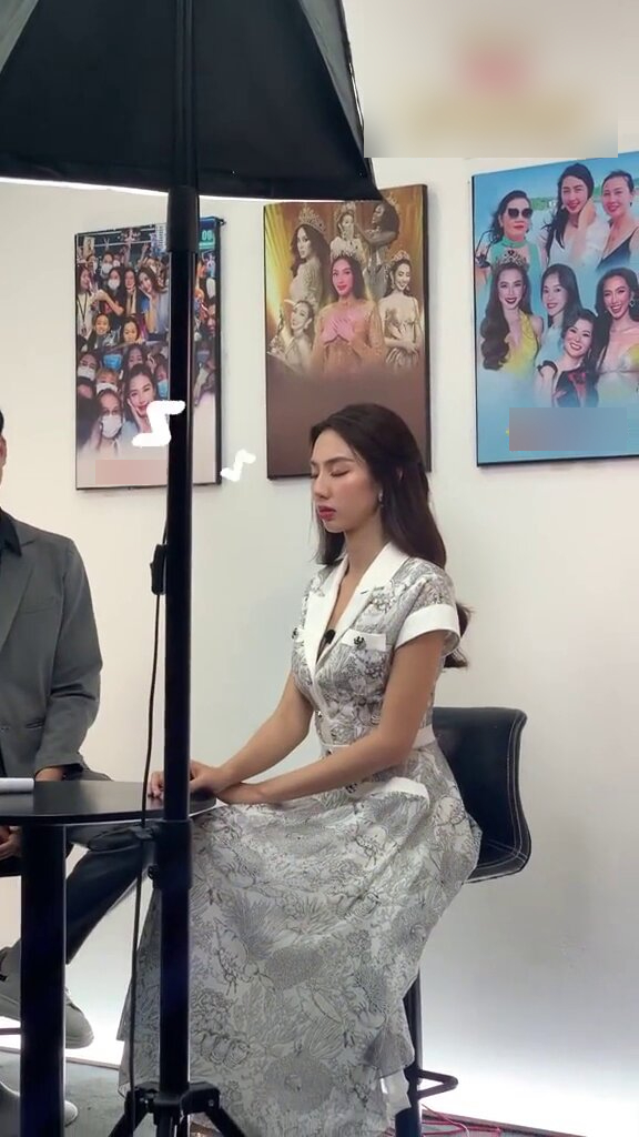 Người đẹp còn để lộ cảnh ngủ gật trong hậu trường. Ảnh FB