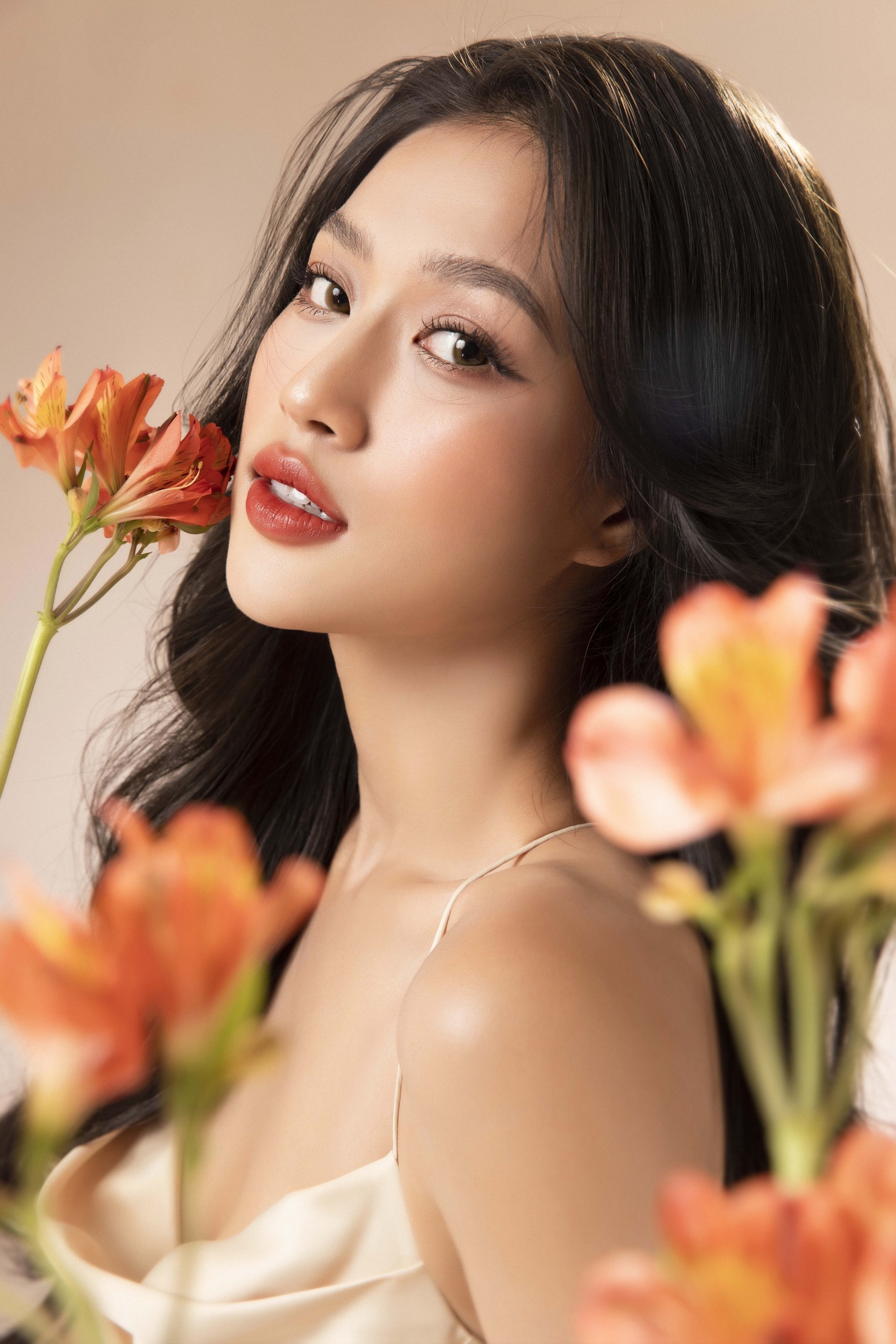 Không cần đạo cụ cầu kỳ mà Đoàn Thiên Ân vẫn nổi bật được nhan sắc xinh đẹp cùng thần thái quyến rũ.