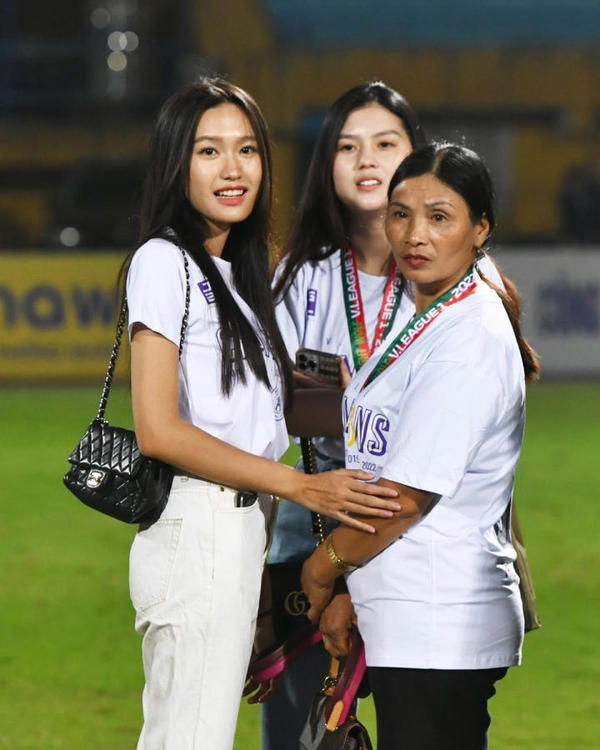 Doãn Hải My xuất hiện bên cạnh mẹ Đoàn Văn Hậu. Ảnh FB Doãn Hải My xuất hiện bên cạnh mẹ Đoàn Văn Hậu. Ảnh FB