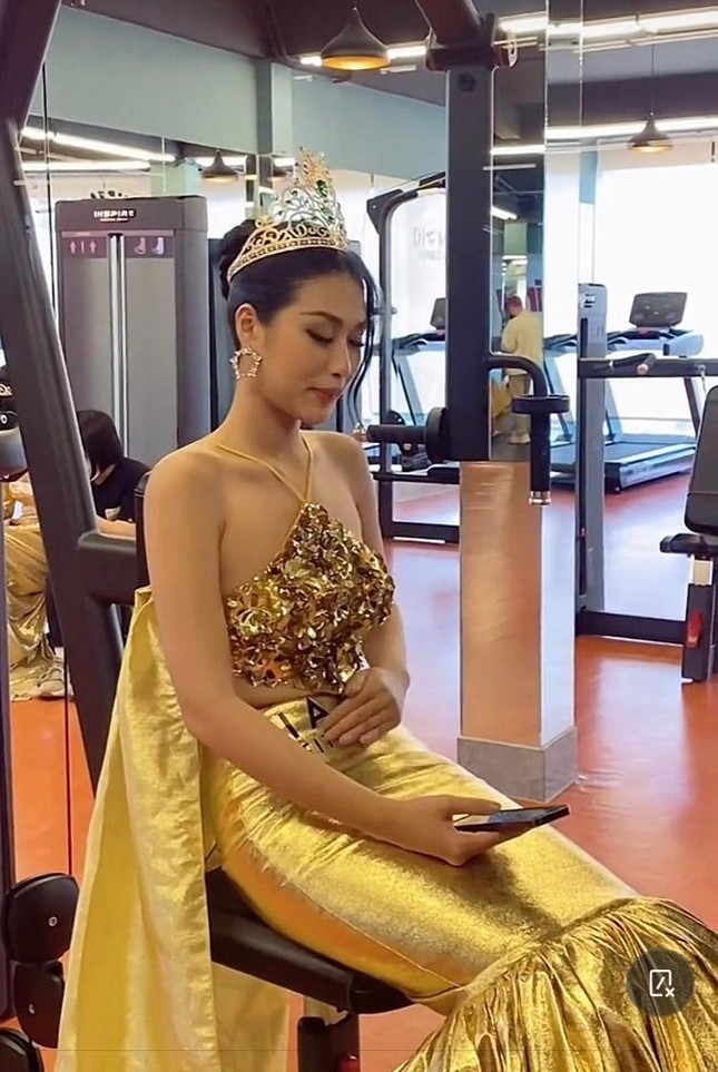 Thiên Ân để lộ thân hình bụng mỡ nhưng biểu cảm vẫn hết sức hài hước. Thiên Ân để lộ thân hình bụng mỡ nhưng biểu cảm vẫn hết sức hài hước.
