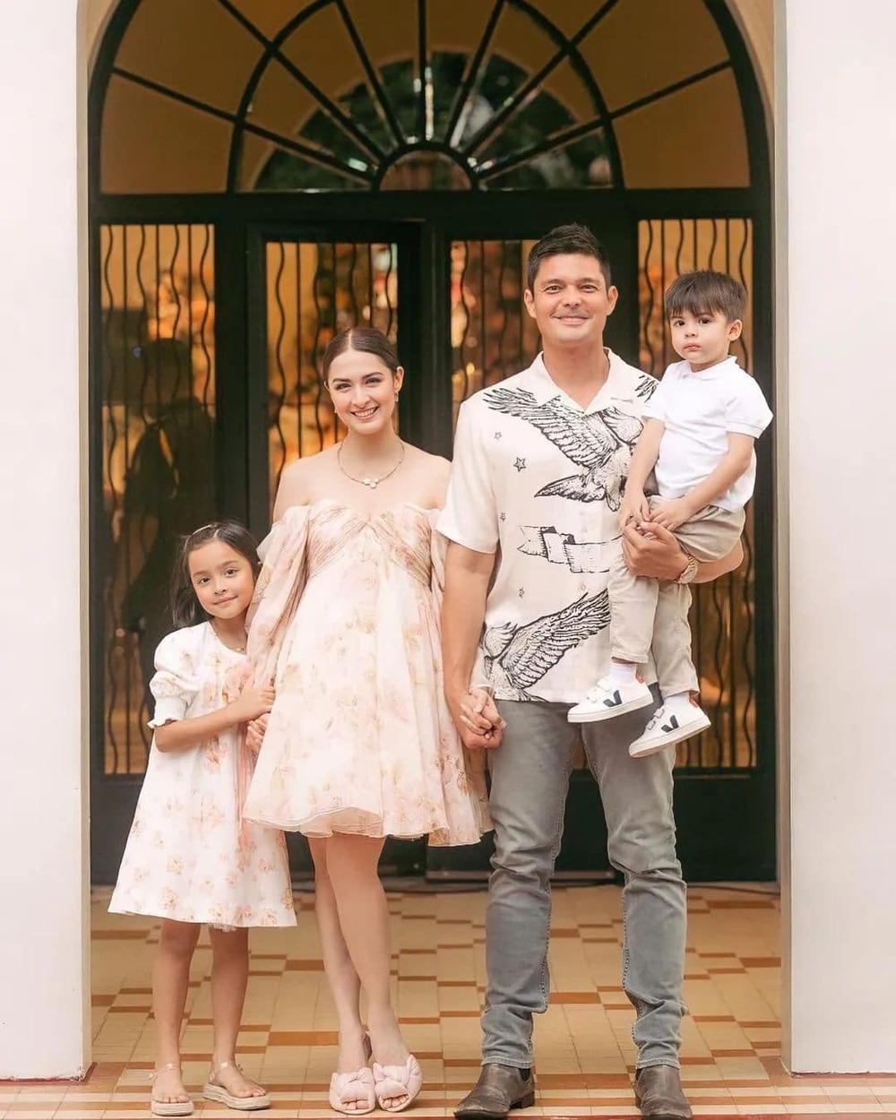 Gia đình hạnh phúc của mỹ nhân đẹp nhất Philippines.