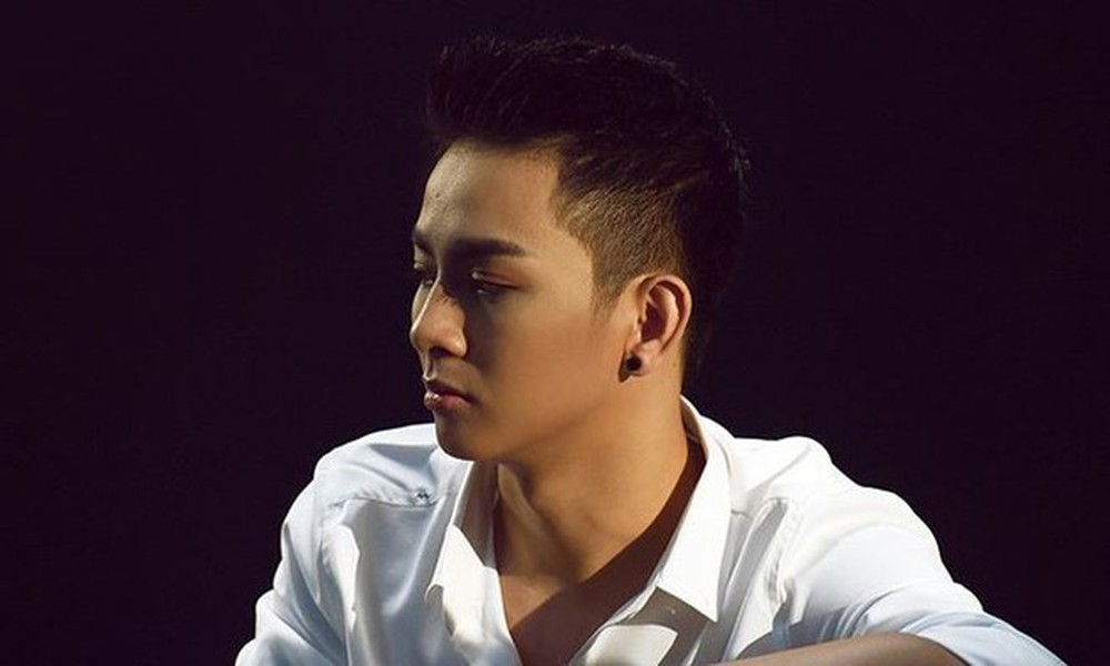 Hoài Lâm bất ngờ bị đông người 'bao vây' khi đi diễn đêm ở miền Tây - Ảnh 1