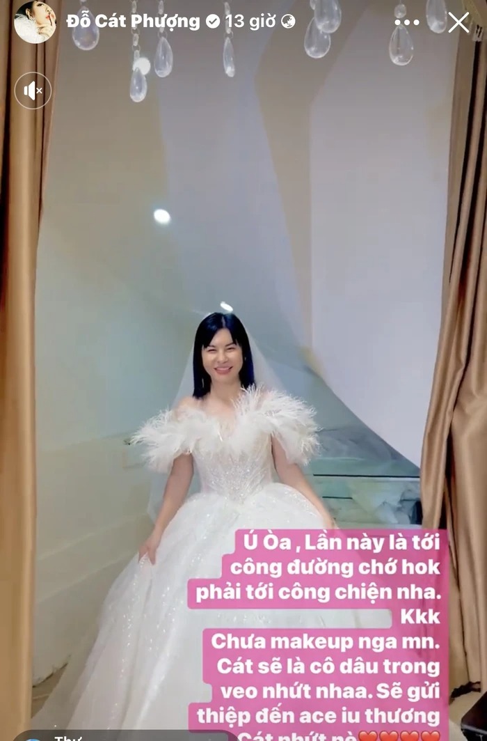 Cát Phượng bất ngờ khoe ảnh mặc váy cô dâu khiến nhiều người bất ngờ. Ảnh chụp màn hình Cát Phượng bất ngờ khoe ảnh mặc váy cô dâu khiến nhiều người bất ngờ. Ảnh chụp màn hình