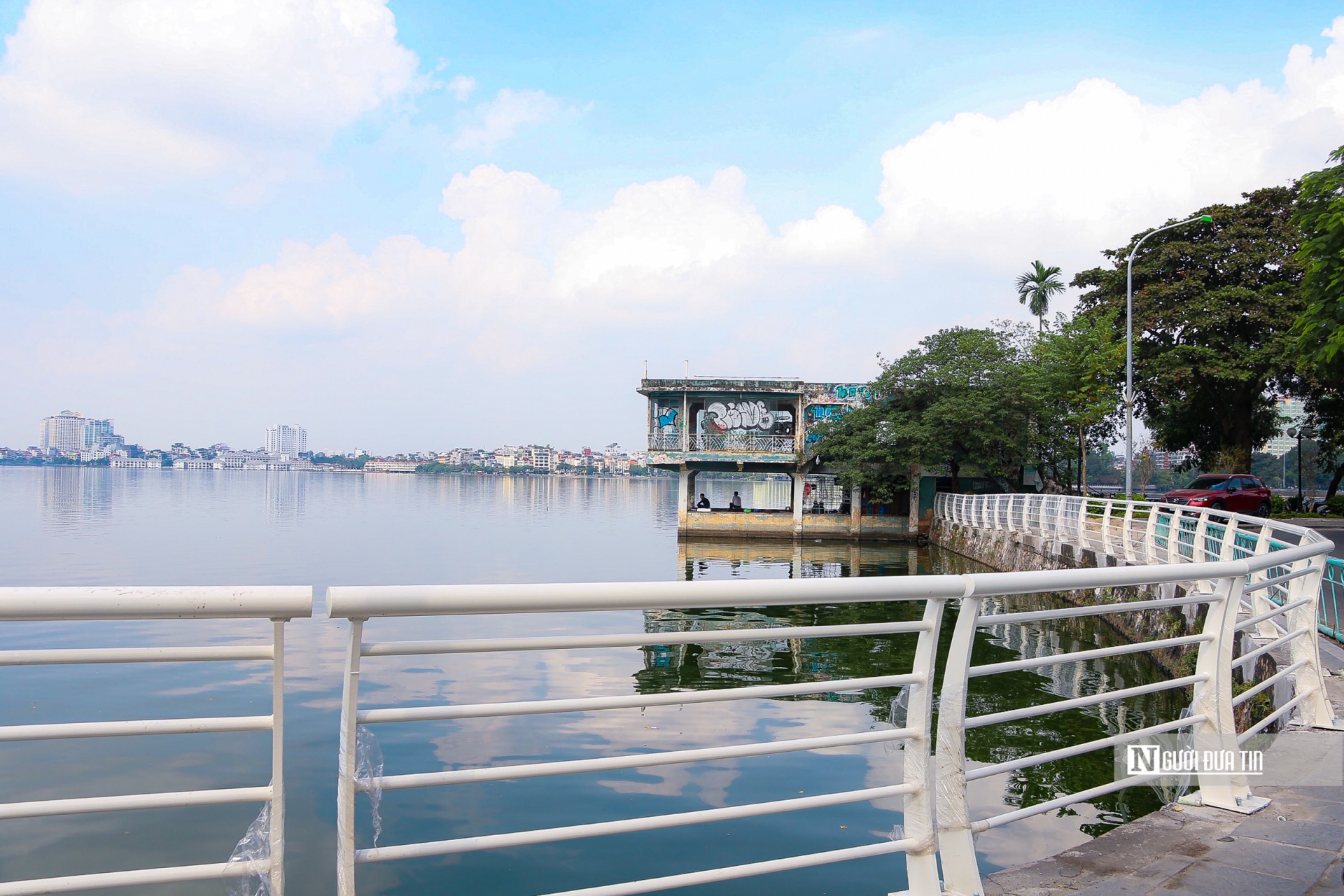 Việc chỉnh trang thay thế lan can mang lại diện mạo mới cho hồ Tây. “Tôi hoàn toàn ủng hộ việc cải tạo, lan can mới nhìn khang trang và hiện đại hơn”, anh Duy Khánh (Tây Hồ) cho biết.