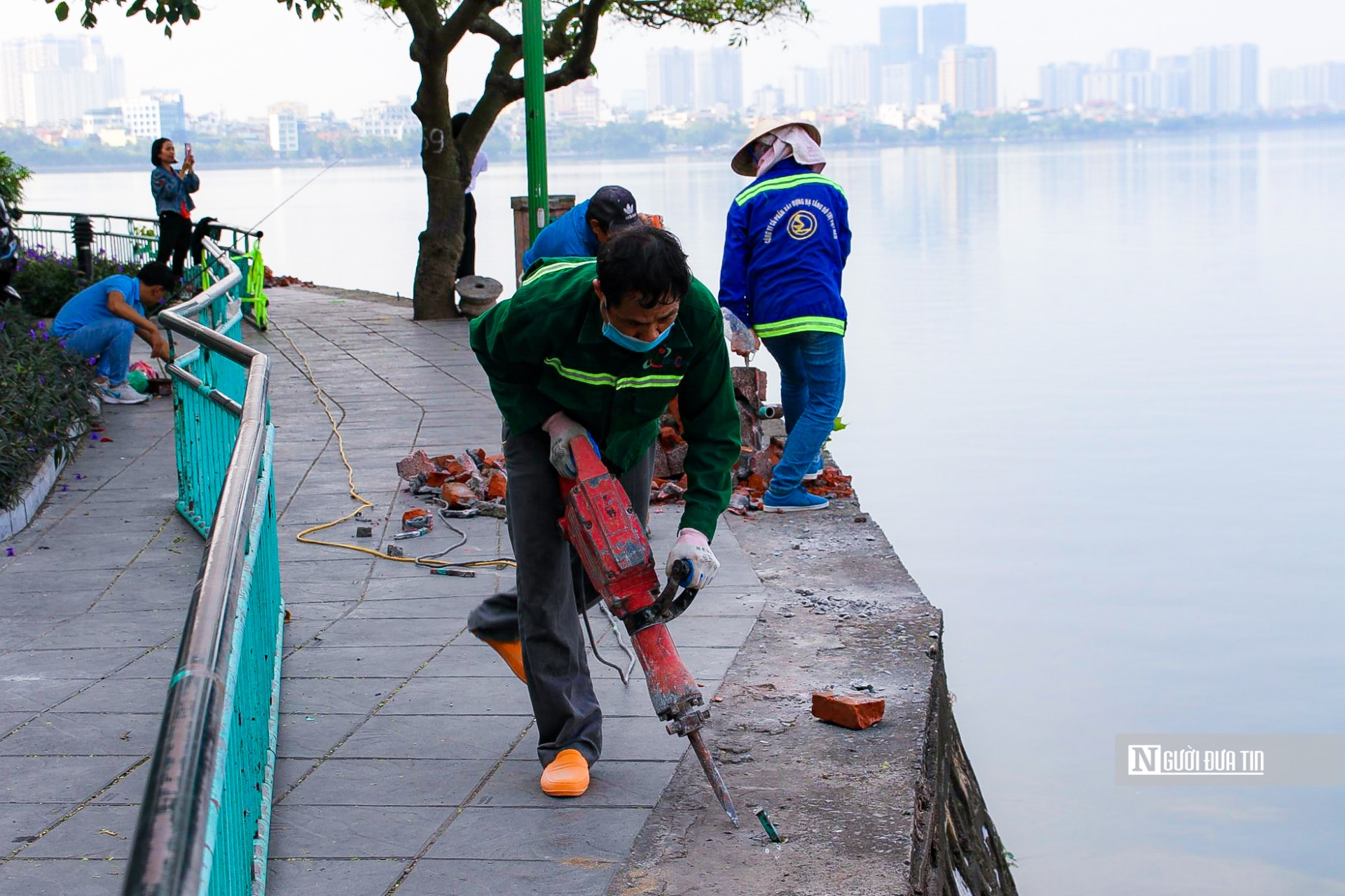 Theo ghi nhận của Người Đưa Tin có hàng chục công nhân đo đạc để khoan đặt dây điện ngầm, gấp rút thi công 'thay áo mới' lan can quanh hồ Tây.