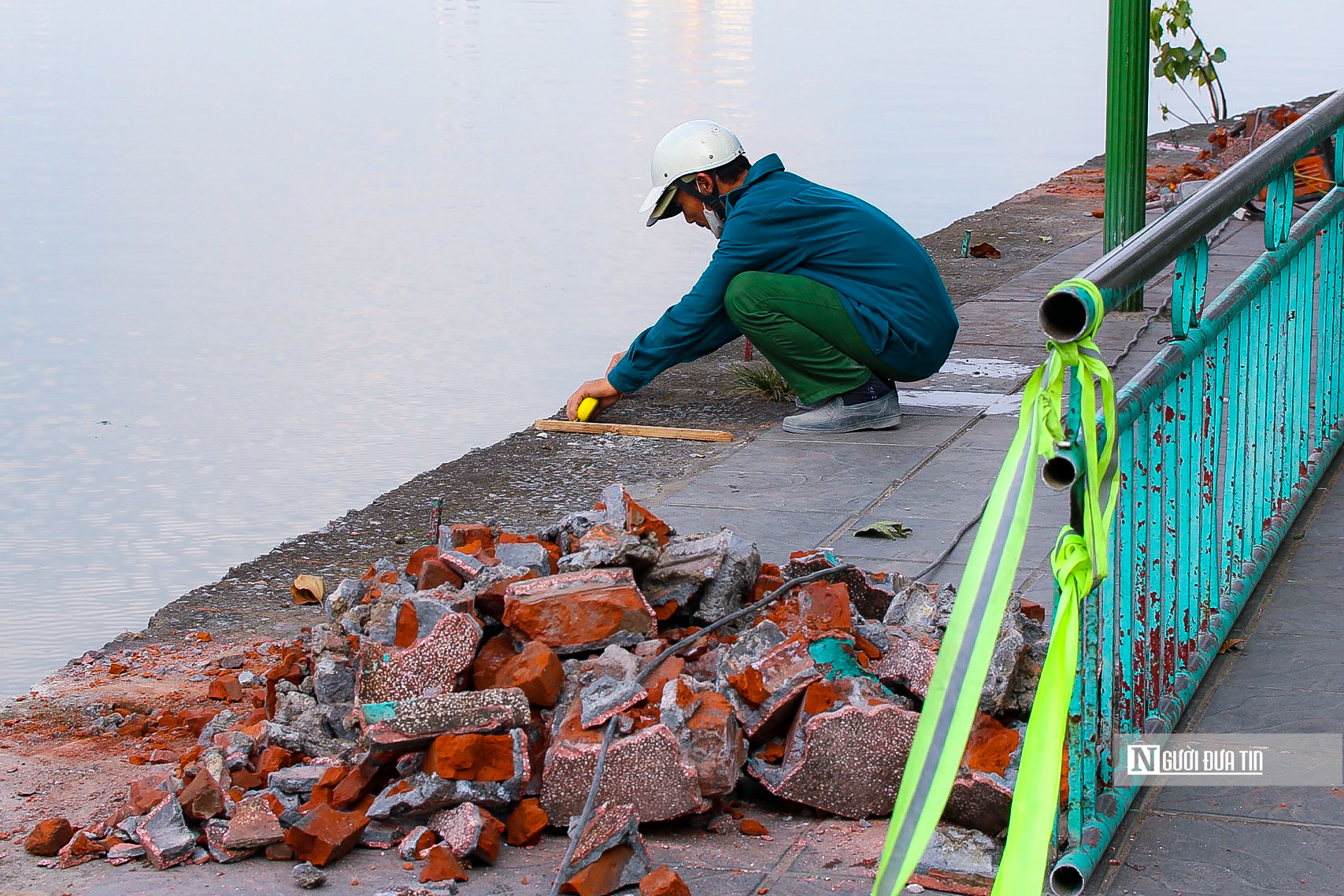 Theo đó quận Tây Hồ đã tiến hành thay mới hơn 2km lan can cũ, đồng thời, lắp đặt hệ thống chiếu sáng trang trí bằng đèn led và thay một phần đá vỉa hè ven hồ Tây (đoạn từ phố Nguyễn Đình Thi hướng về đường Trích Sài).