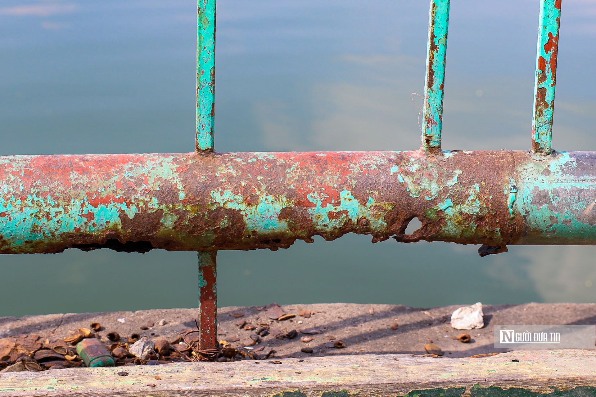 Những đoạn lan can màu xanh quanh hồ Tây được lắp đặt từ năm 2004 đến nay một số phần đã hoen gỉ.