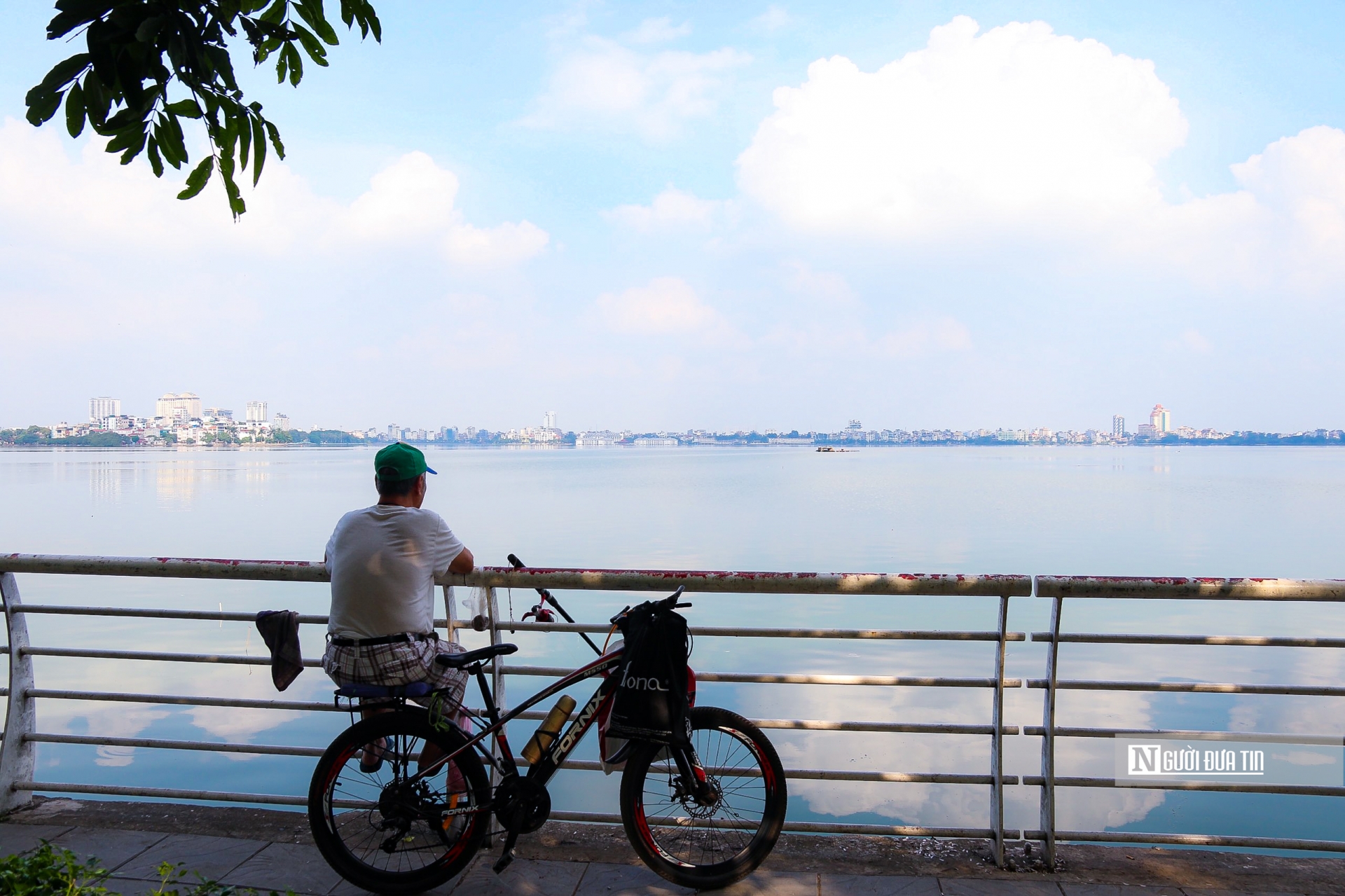 Diện mạo hồ Tây những năm qua đang dần xuống cấp với hàng lan can rỉ sét, đổi màu nhếch nhác gây mất mỹ quan đô thị.