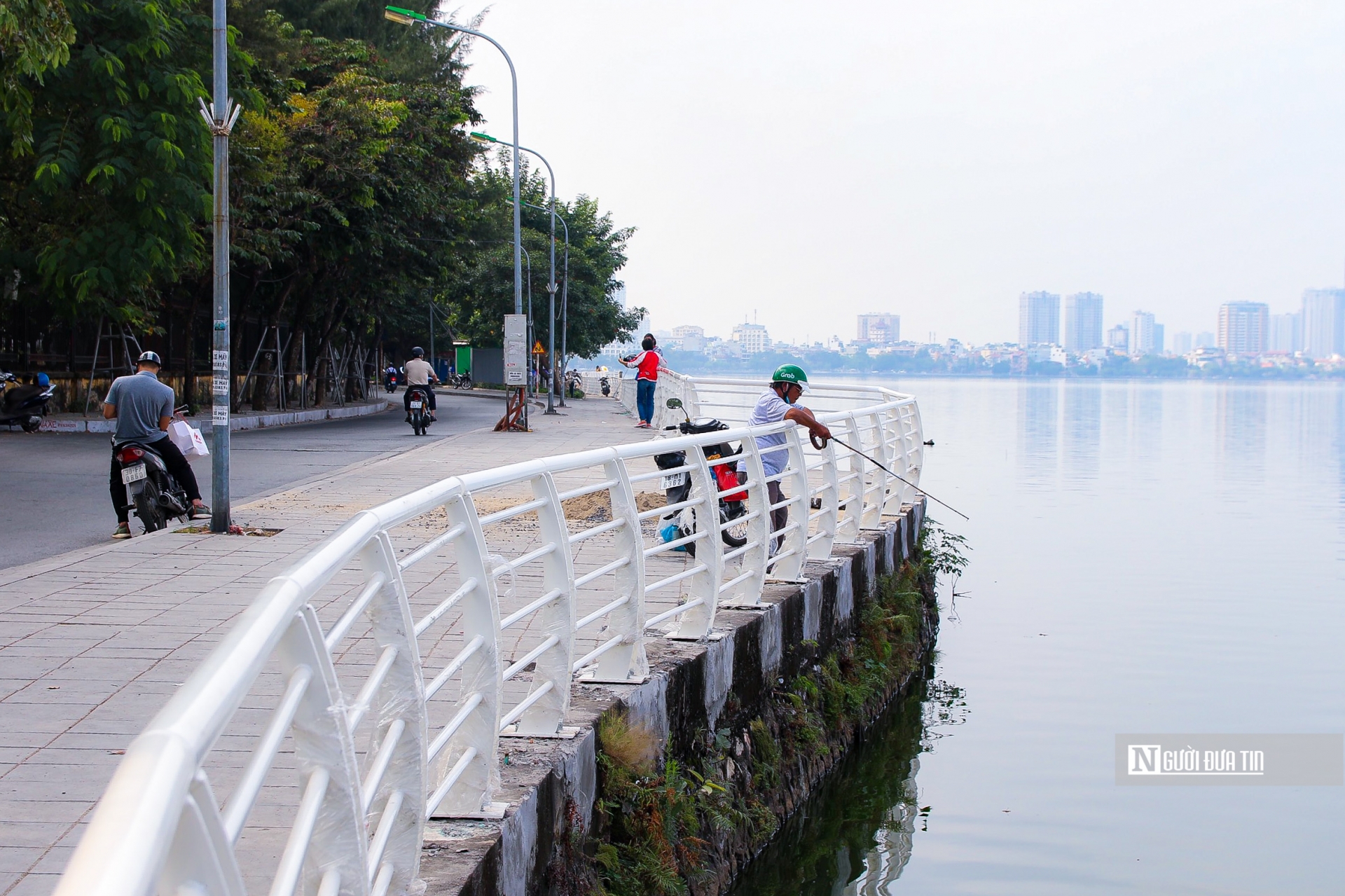 Người dân ở đây cho biết, lan can cũ mang biểu tượng Khuê Văn Các được lắp đặt trước đây rất đẹp và mang biểu tượng gắn liền với Hà Nội. Nhưng sau một thời gian các lan can đã hoen gỉ và không đủ đảm bảo an toàn nữa.