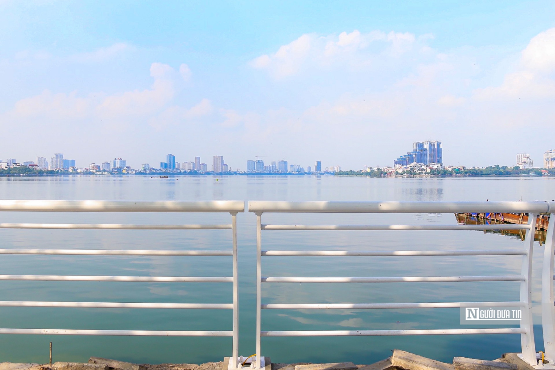 Ngoài thay thế lan can, hệ thống chiếu sáng với dây điện được đào rãnh đi ngầm.