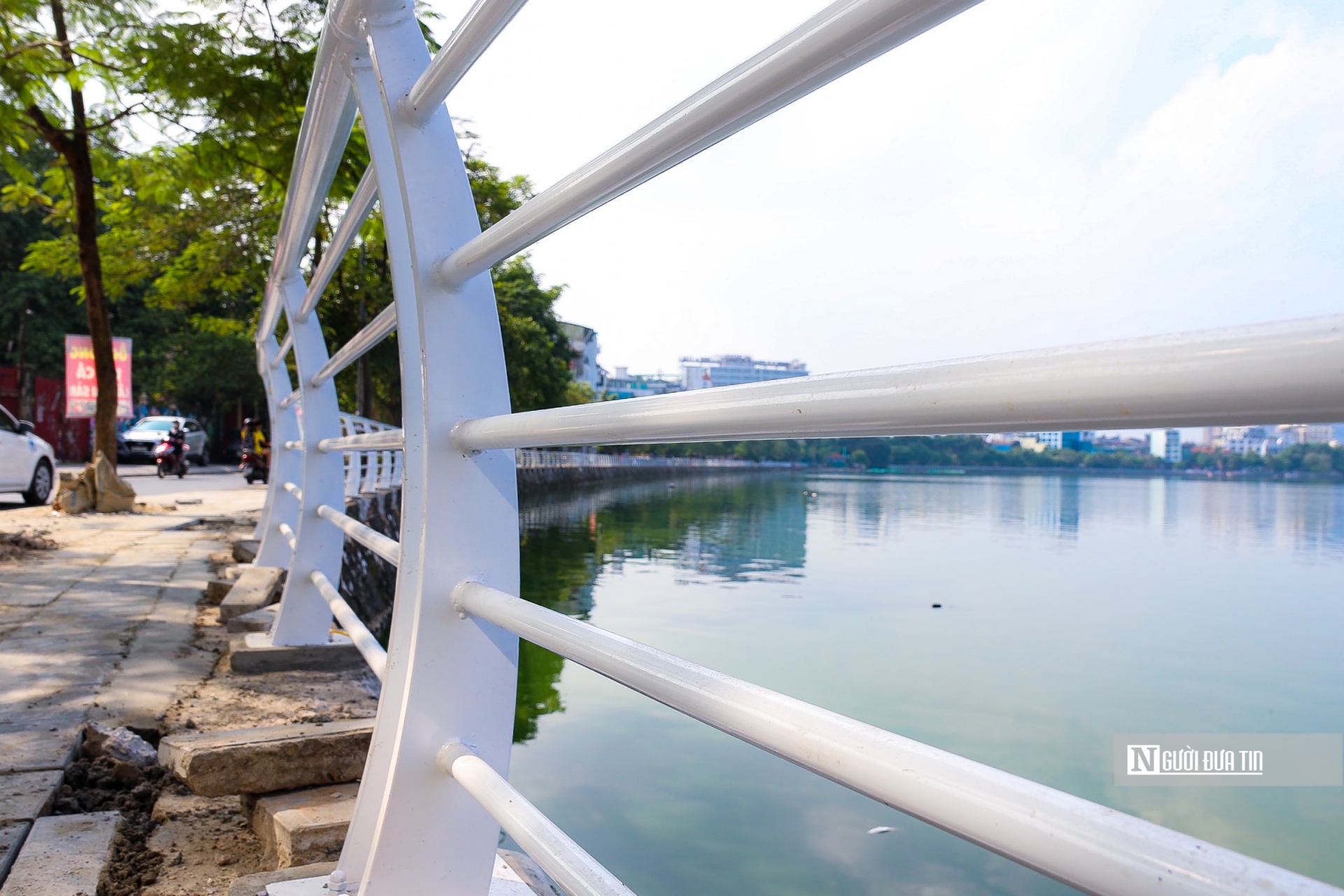 Vỉa hè cũng được thay đá mới cho đồng bộ.