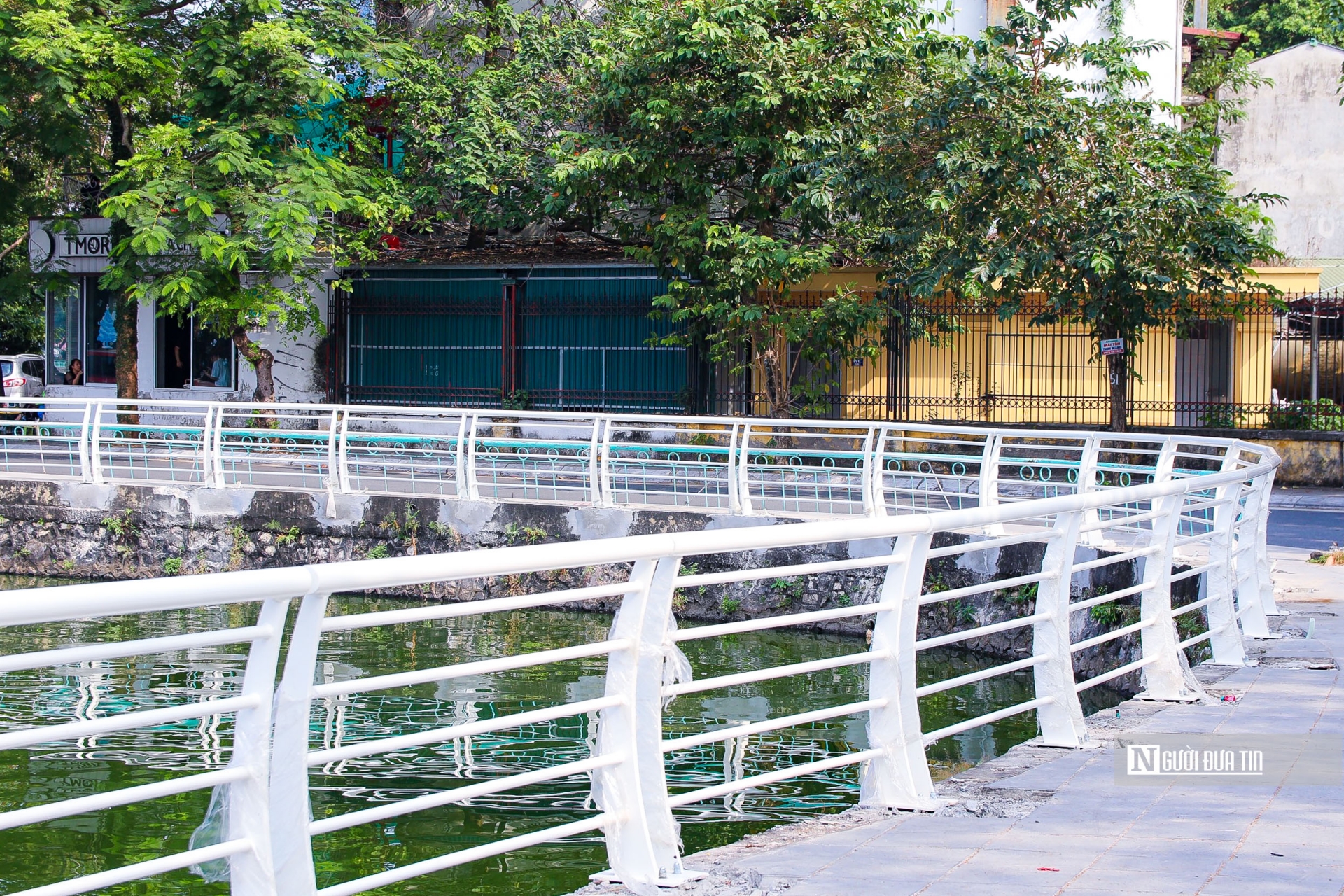 Lan can mới cao từ 1,1m đến 1,4m, bằng thép sơn tĩnh điện, không có trụ bê tông và có hình dáng uốn cong thẩm mỹ.