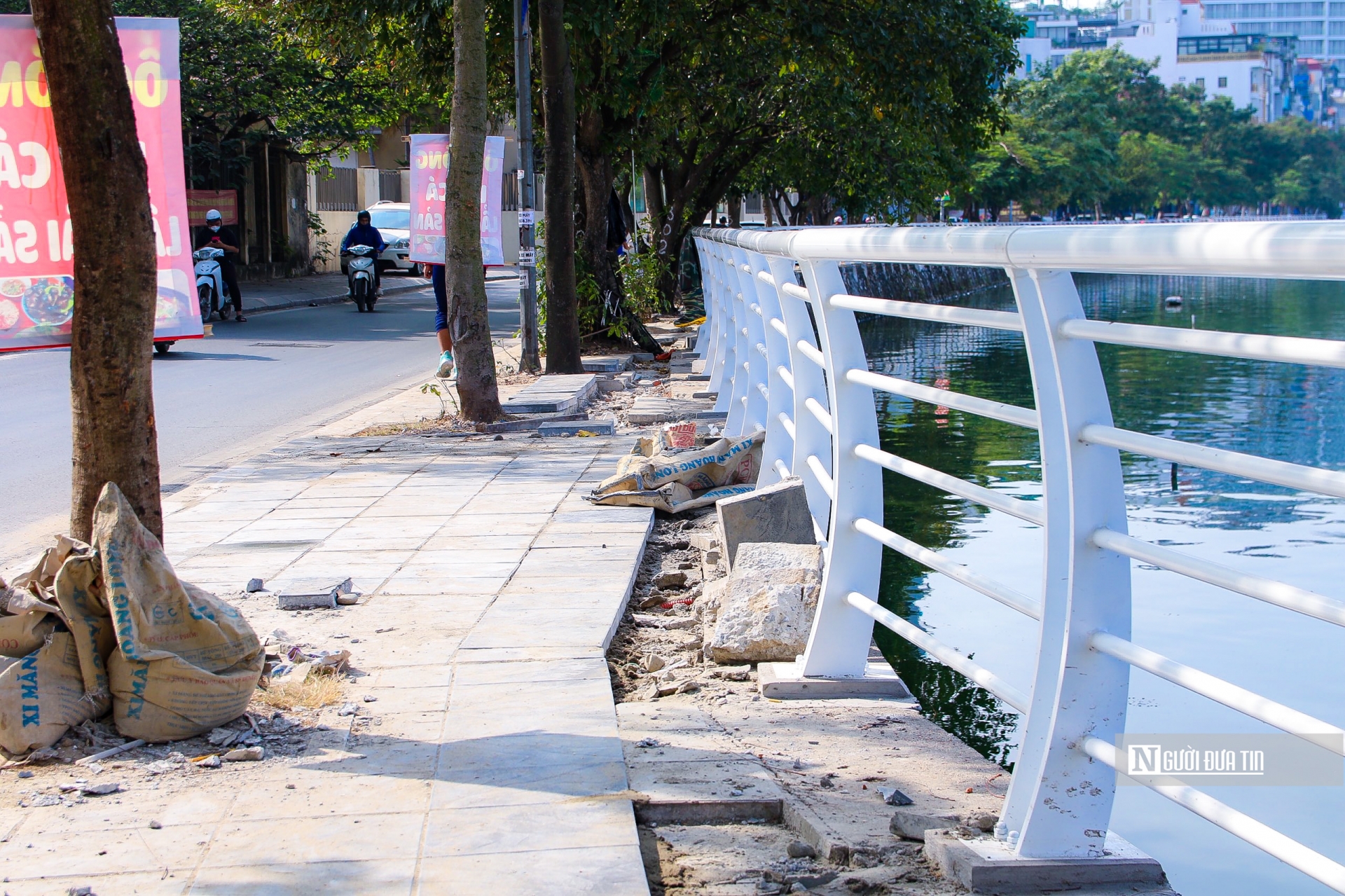 Trước đây, quận Tây Hồ đã từng tiến hành thay mới lan can từ đường Lạc Long Quân đến đường Nguyễn Đình Thi. Hiện nay, cho thi công tiếp từ Nguyễn Đình Thi tới Trích Sài, dự kiến hoàn thiện trước Tết Dương lịch 2023.