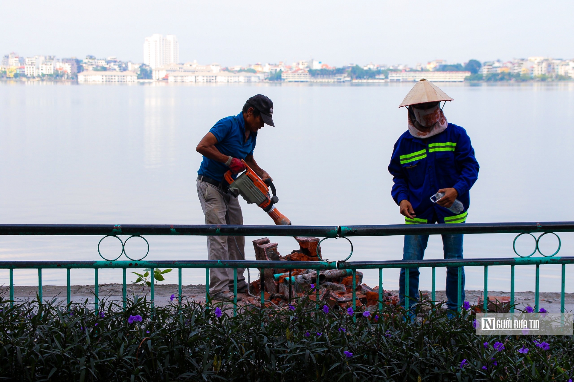 Những đoạn vỉa hè, lan can được công nhân cắt bỏ để thay mới.