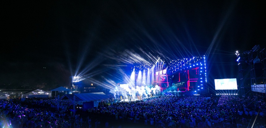 Chương trình 'Ca sĩ mặt nạ' bản Việt thu hút lượng lớn khán giả, ước tính khoảng gần 20.000 người. Ảnh: NSX.