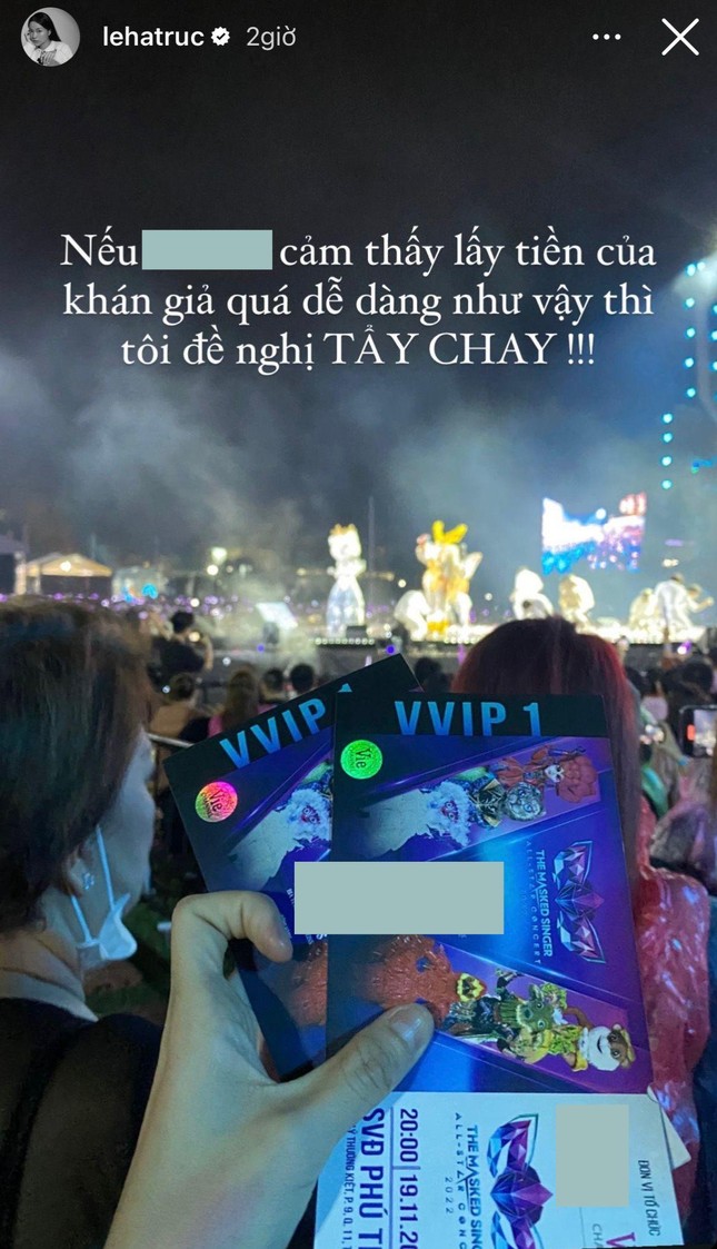 Hà Trúc bày tỏ việc bức xúc khi bỏ tiền lớn mua ghế VIP nhưng lại không được ngồi như ý muốn. Hà Trúc bày tỏ việc bức xúc khi bỏ tiền lớn mua ghế VIP nhưng lại không được ngồi như ý muốn.