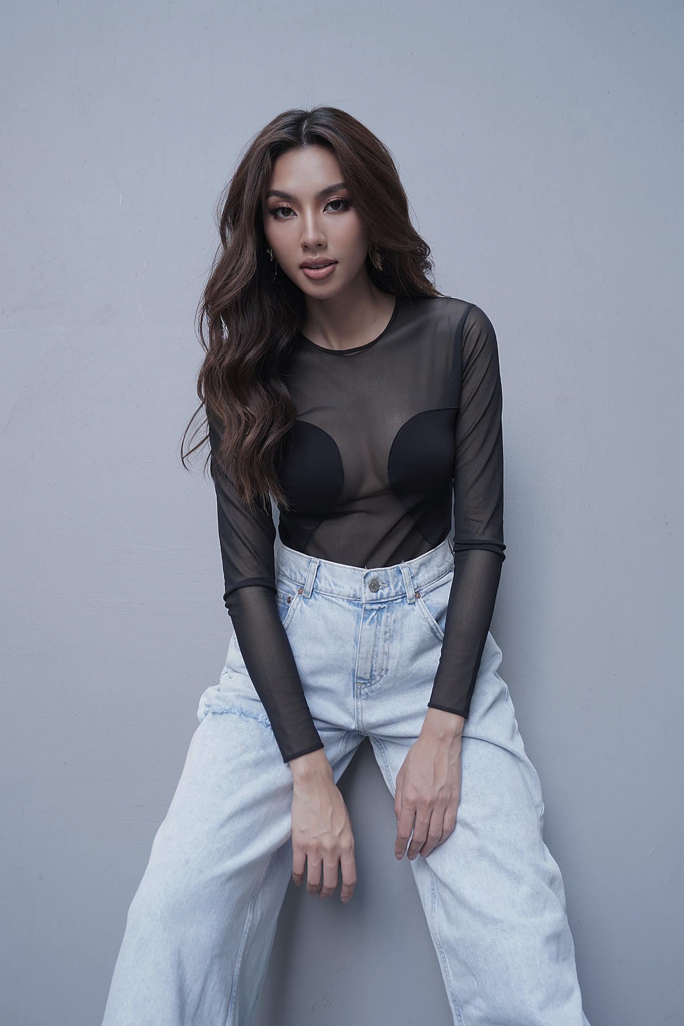 Nàng hậu tự tin diện trang phục không nội y gợi cảm. Ảnh FBNV