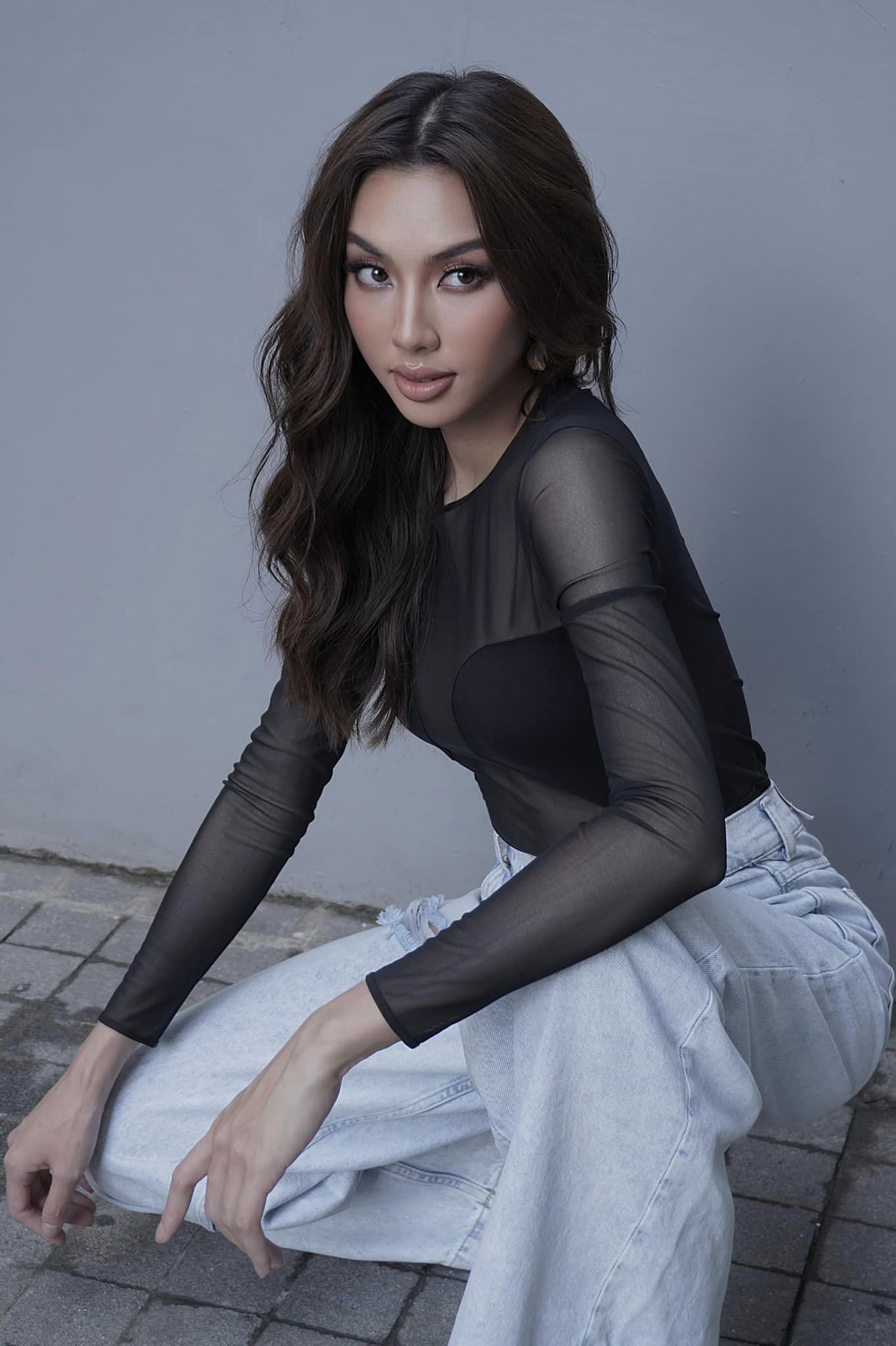 Thần thái quyến rũ của Thùy Tiên. Ảnh FBNV