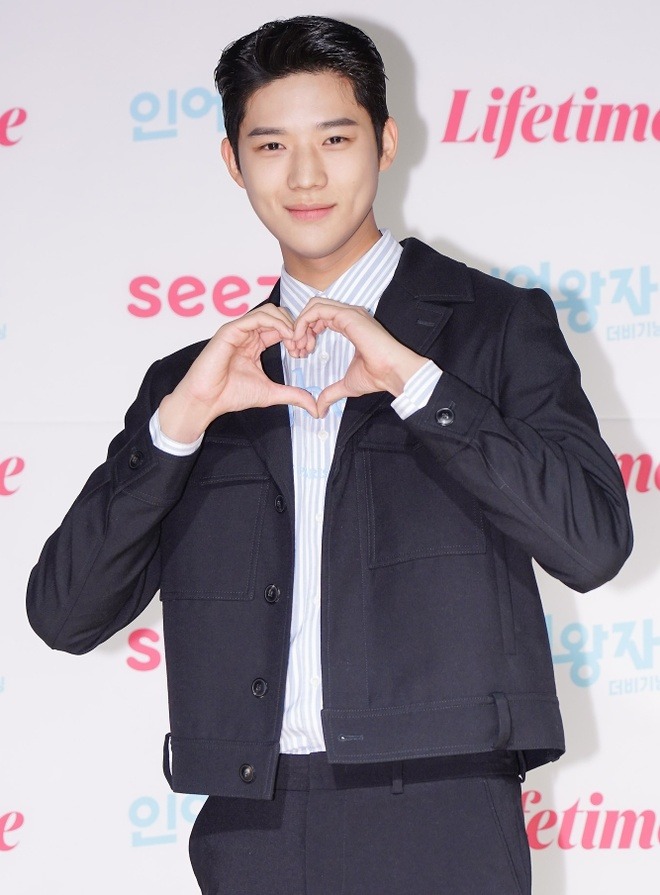 'Thế tử Seongnam' một bước thành sao, được hàng loạt thương hiệu săn đón sau phim 'Dưới bóng trung điện' - Ảnh 1 'Thế tử Seongnam' một bước thành sao, được hàng loạt thương hiệu săn đón sau phim 'Dưới bóng trung điện' - Ảnh 1