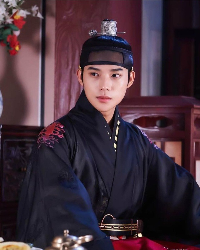 'Thế tử Seongnam' trong phim 'Dưới bóng trung điện'. Ảnh internet