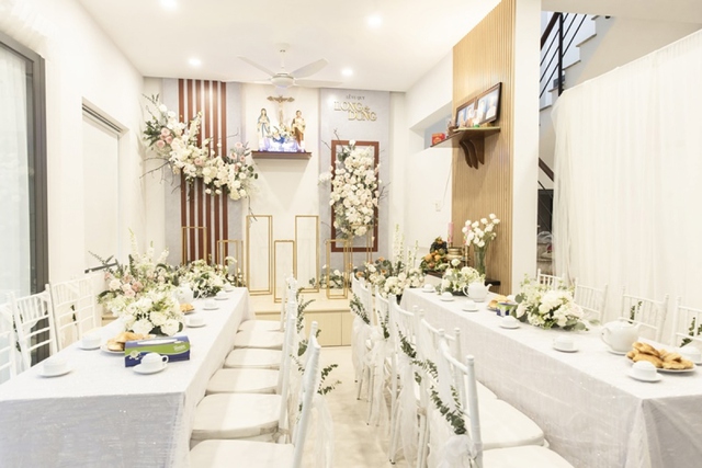 Không gian đám cưới cũng theo phong cách trang nhã với màu trắng ngà chủ đạo. Không gian đám cưới cũng theo phong cách trang nhã với màu trắng ngà chủ đạo.