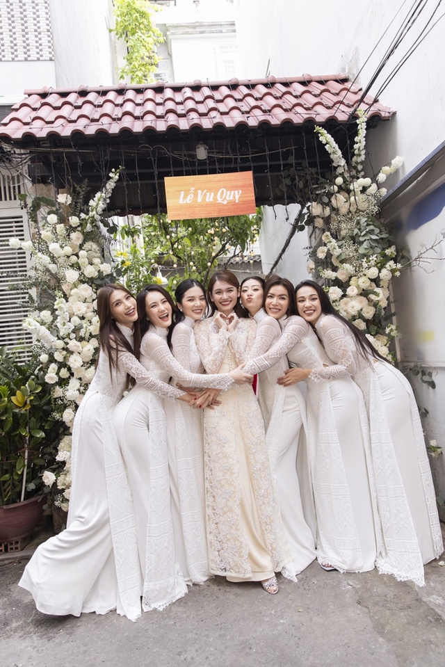 Á hậu Thùy Dung không sợ bị hội chị em lấn át nhan sắc trong ngày cưới. Á hậu Thùy Dung không sợ bị hội chị em lấn át nhan sắc trong ngày cưới.
