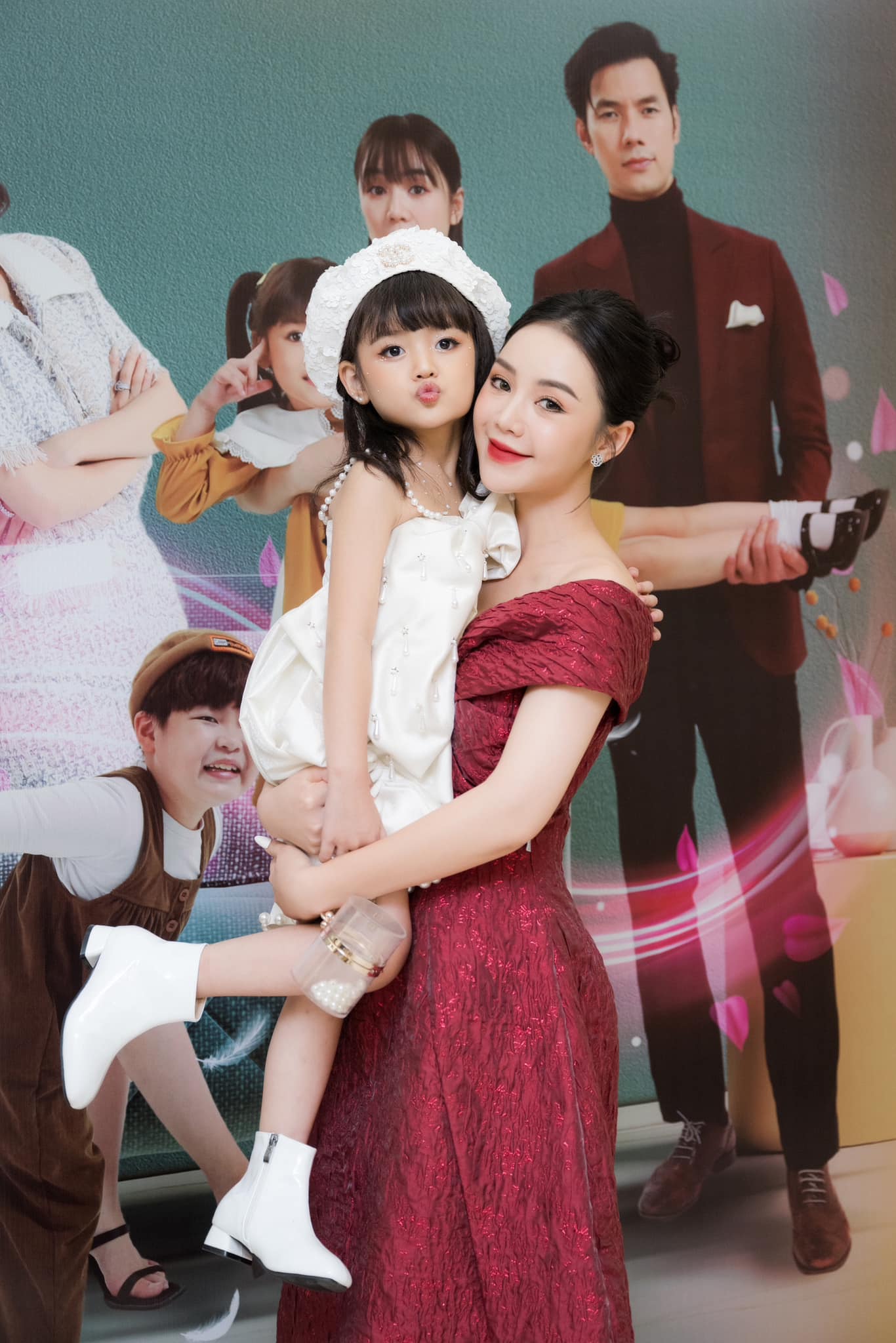 Quỳnh Kool khoe ảnh xinh đẹp bên 'con gái'. Ảnh FBNV