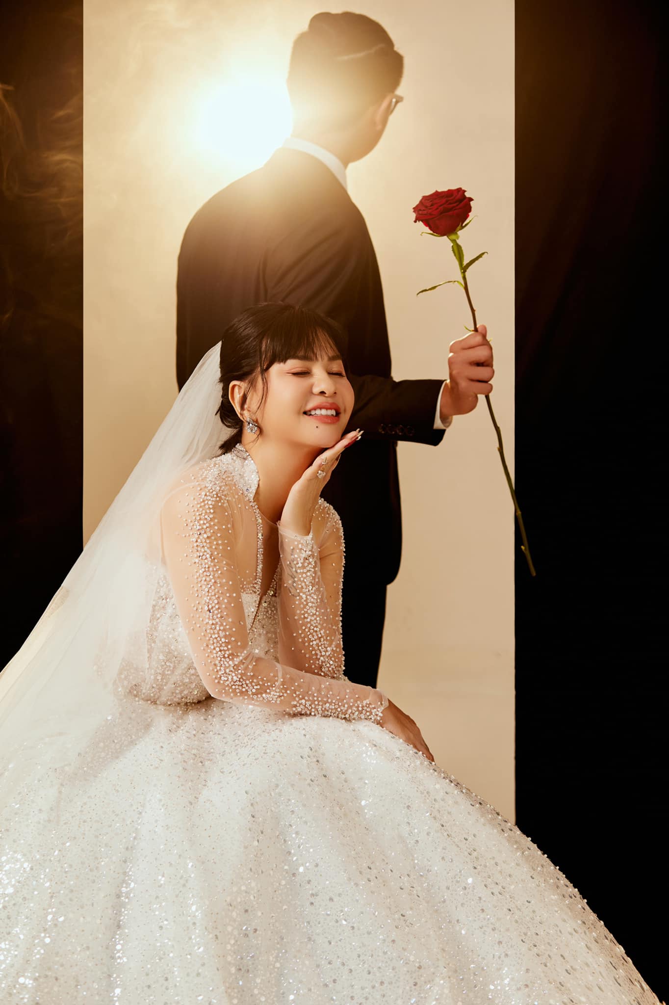 Cát Phượng khoe ảnh mặc váy cưới khiến nhiều người chú ý. Ảnh FBNV