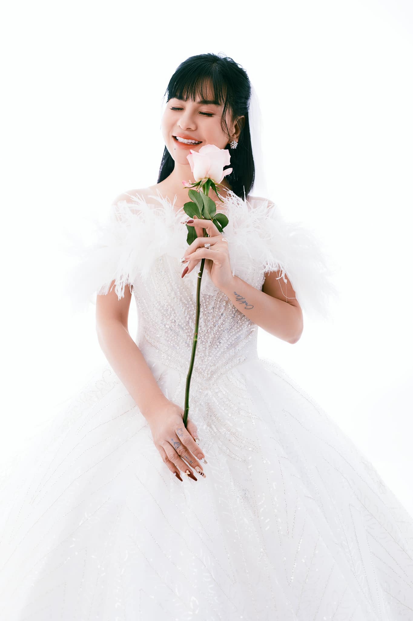 Cát Phượng nhắc đến chuyện kết hôn sau khi khoe ảnh mặc váy cưới. Ảnh FBNV