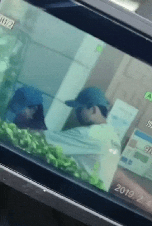 Lộ ảnh chụp lén người đàn ông nghi là Đặng Luân đưa bạn gái đến bệnh viện phụ sản sau bê bối trốn thuế? Lộ ảnh chụp lén người đàn ông nghi là Đặng Luân đưa bạn gái đến bệnh viện phụ sản sau bê bối trốn thuế?
