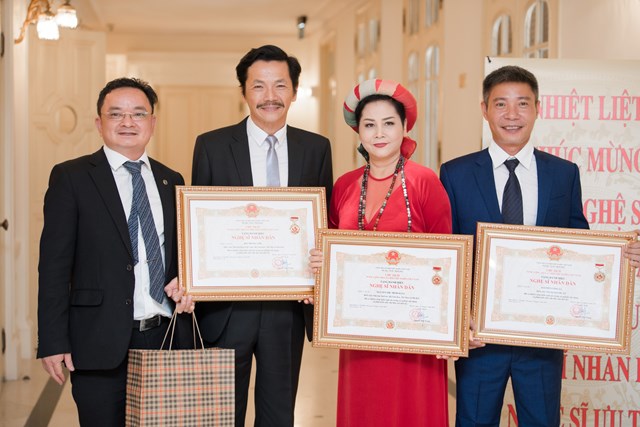 Một số nghệ sĩ trong đợt trao tặng danh hiệu NSND, NSƯT lần thứ 9. Một số nghệ sĩ trong đợt trao tặng danh hiệu NSND, NSƯT lần thứ 9.