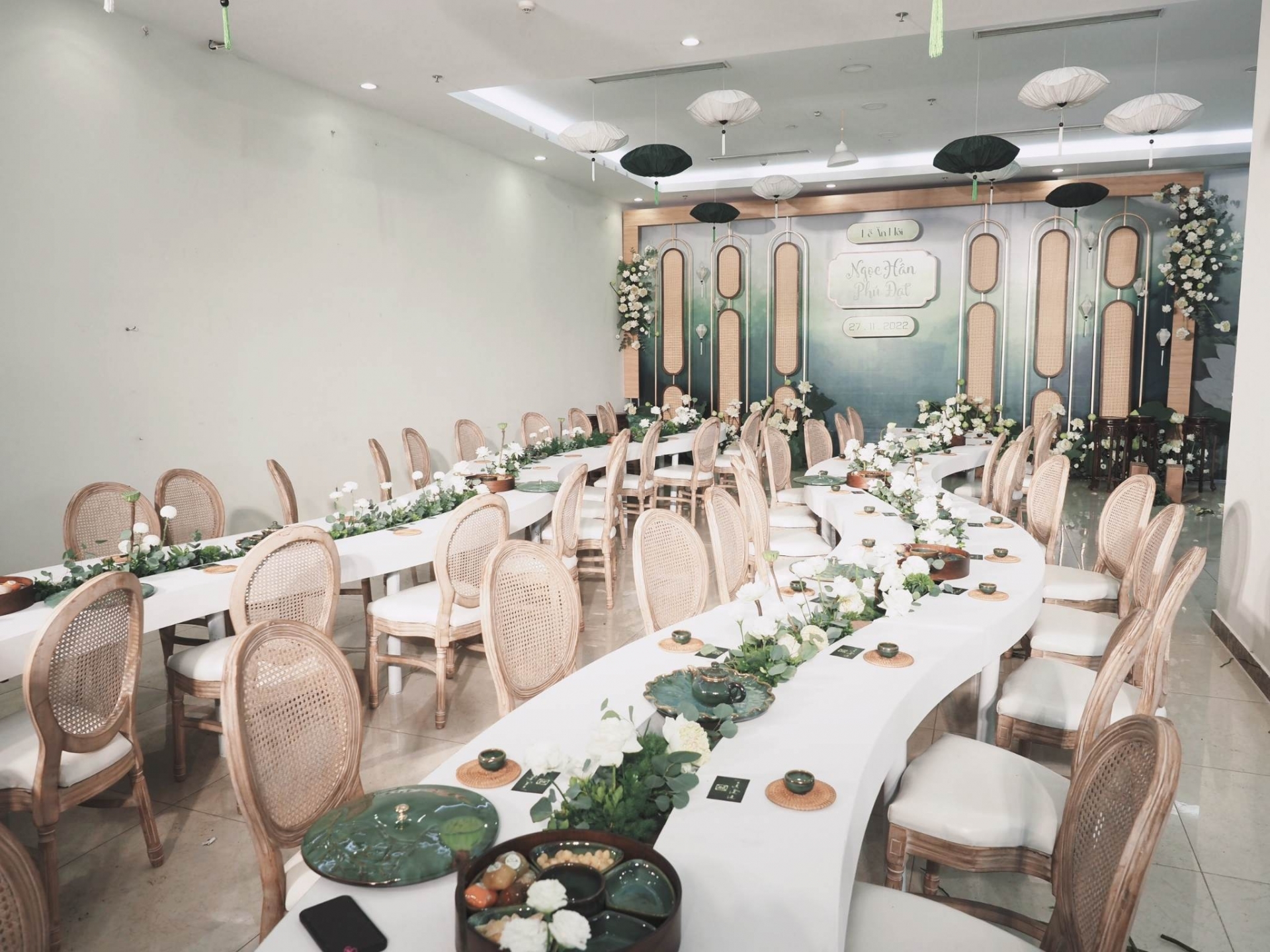 Hoa hậu Ngọc Hân ưu tiên sự thanh nhã nhưng vẫn đảm bảo phong cách truyền thống.