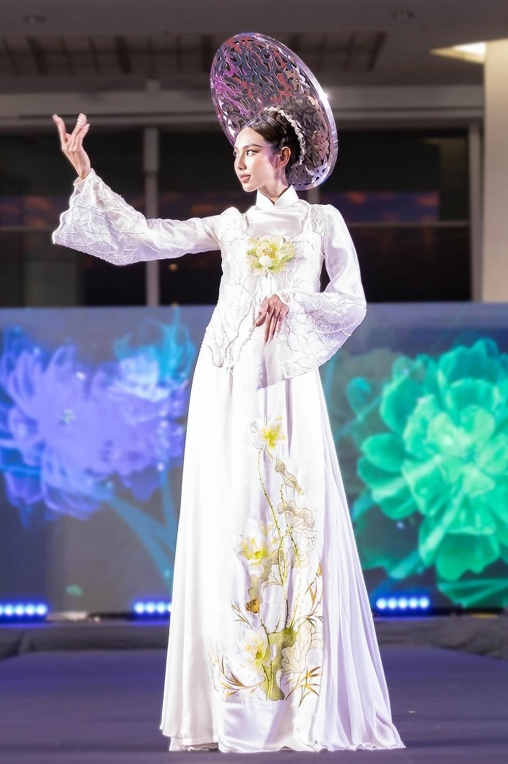 Hoa hậu Thùy Tiên thướt tha với áo dài khi trình diễn thời trang ở Thái Lan.