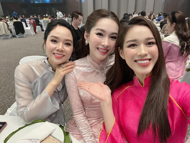 Đáng nói là khi chụp ảnh cùng Hoa hậu Đặng Thu Thảo hay Đỗ Thị Hà thì không ai có thể nhận ra Hoa hậu Mai Phương đang ở tuổi U40 và là mẹ 2 con. Đáng nói là khi chụp ảnh cùng Hoa hậu Đặng Thu Thảo hay Đỗ Thị Hà thì không ai có thể nhận ra Hoa hậu Mai Phương đang ở tuổi U40 và là mẹ 2 con.