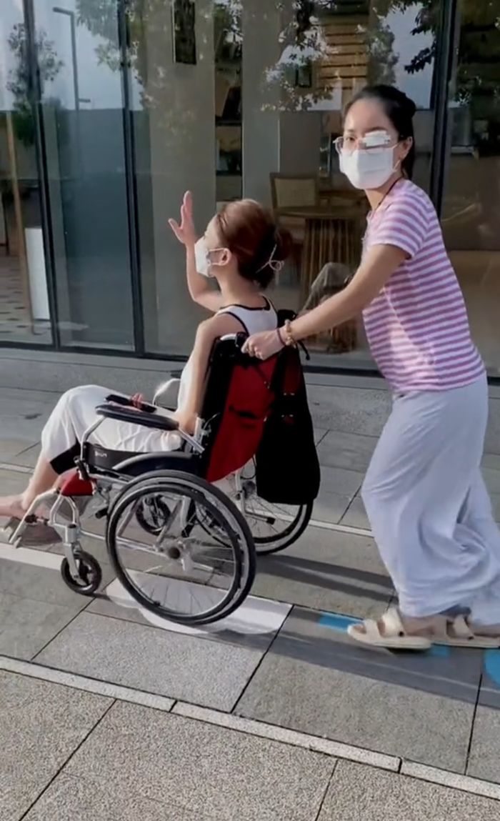 Sau đó vẫn phải sử dụng đến xe lăn vì đôi chân gặp chấn thương. Sau đó vẫn phải sử dụng đến xe lăn vì đôi chân gặp chấn thương.