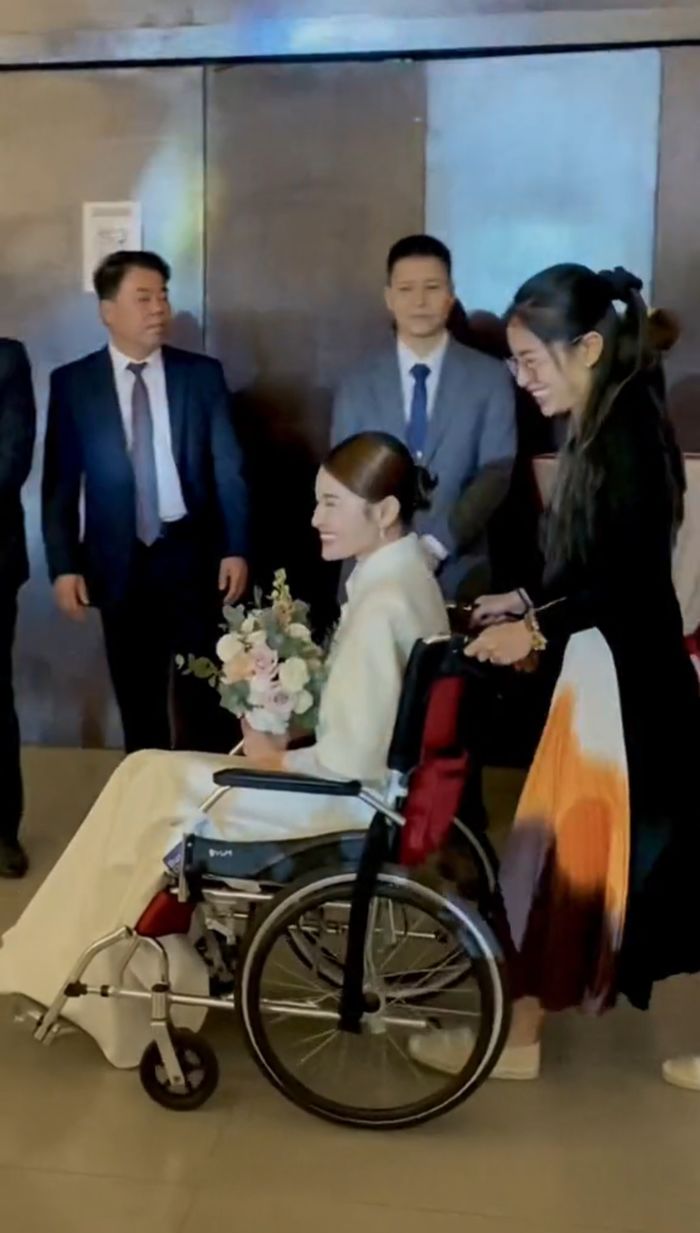 Người đẹp ngồi xe lăn di chuyển trong đám cưới Người đẹp ngồi xe lăn di chuyển trong đám cưới
